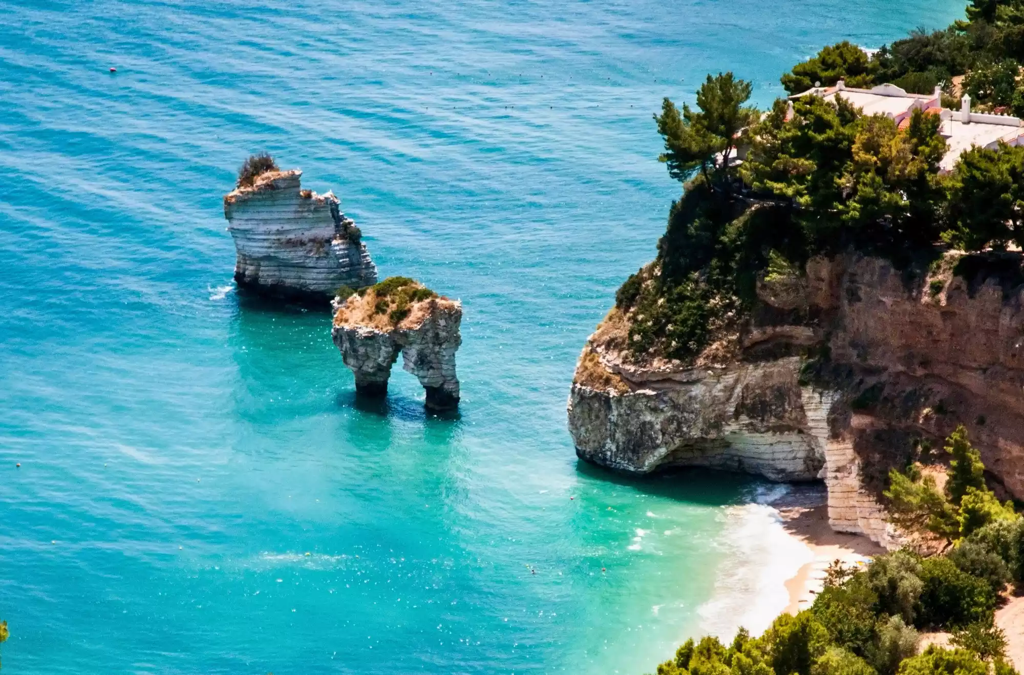 Baia delle Zagare con i suoi famosi faraglioni, uno dei luoghi più belli del Parco Nazionale del Gargano, tra  i posti da visitare vicino Pizzomunno