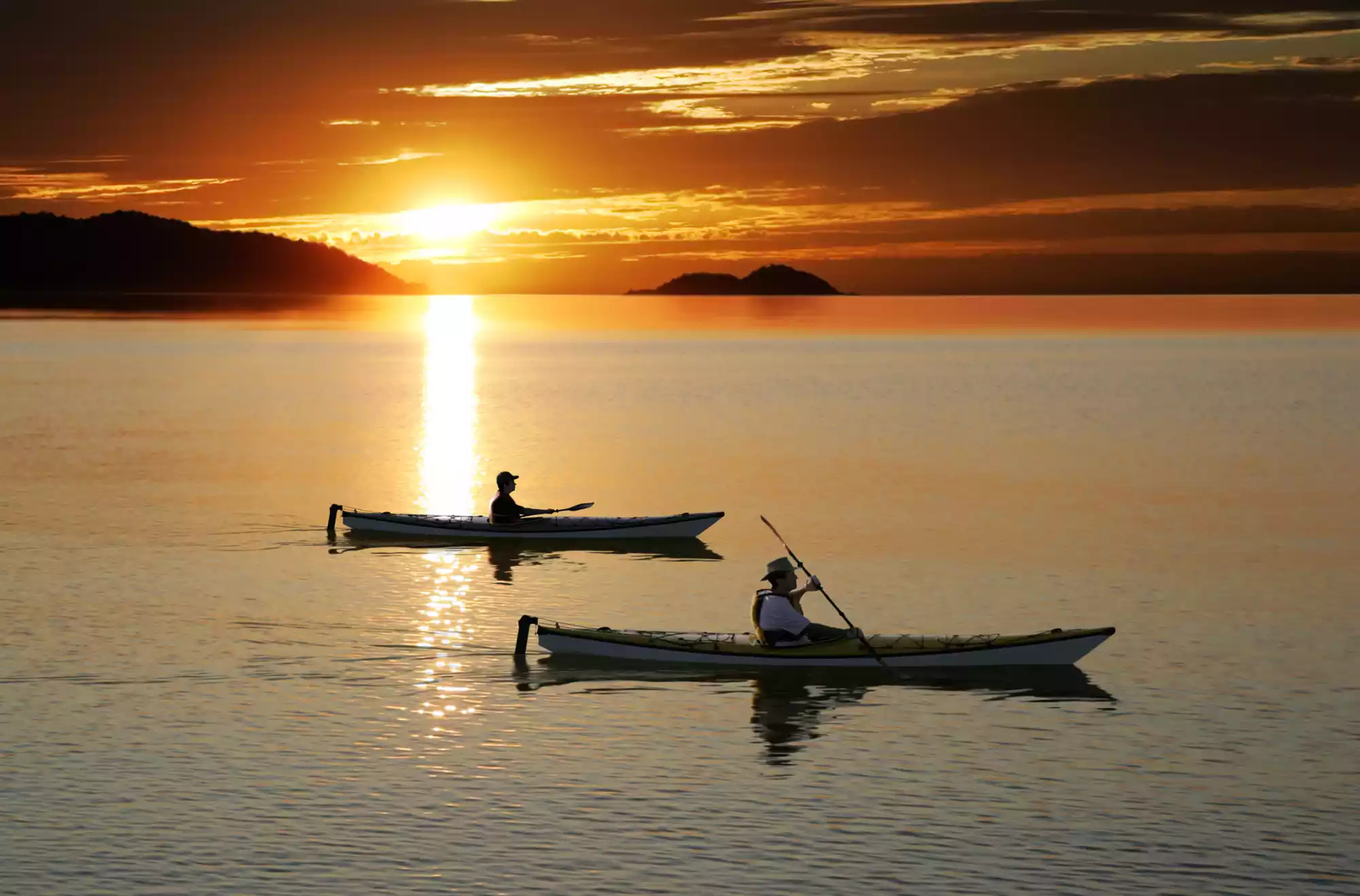 immagine rappresentativa di due persone sul kayak al tramonto