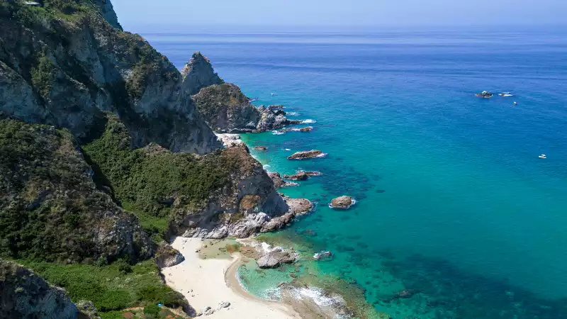 Mare cristallino e scogliere a Capo Vaticano, Calabria