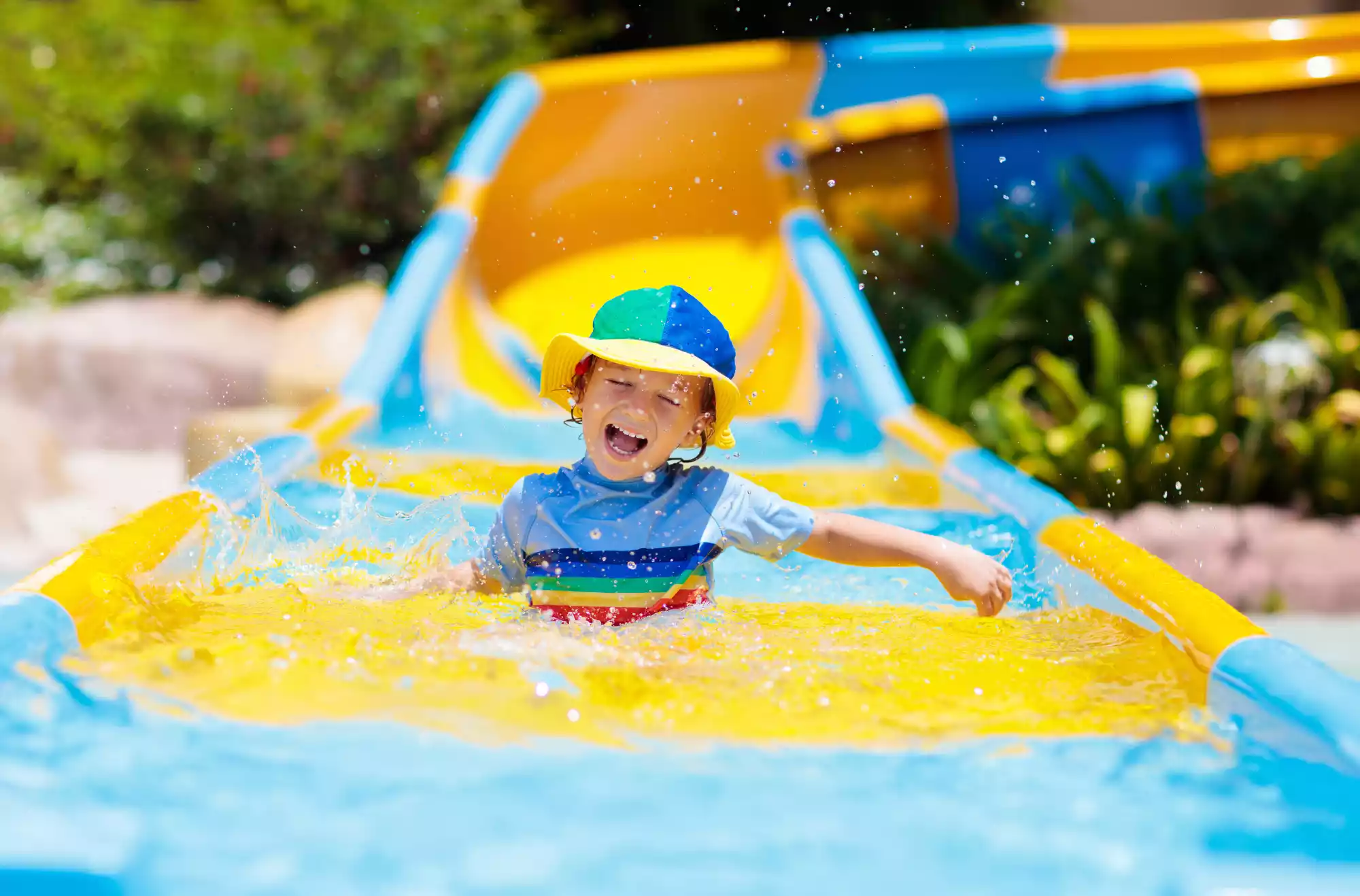 bambino che si diverte su uno scivolo di un acquapark