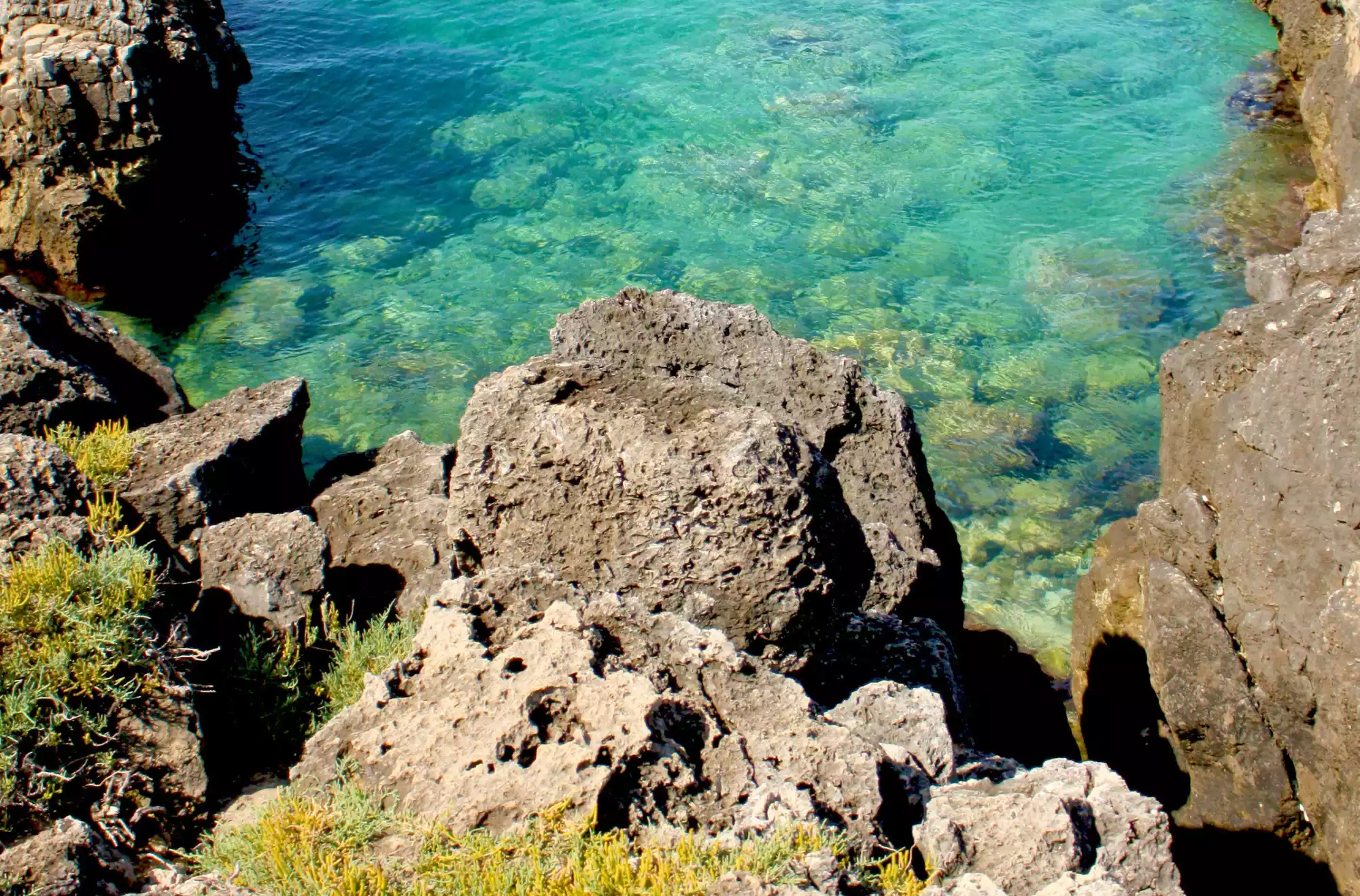 una scogliera nel Parco Naturale di Porto Selvaggio in Salento - Puglia, dove si trovano diverse grotte naturali.