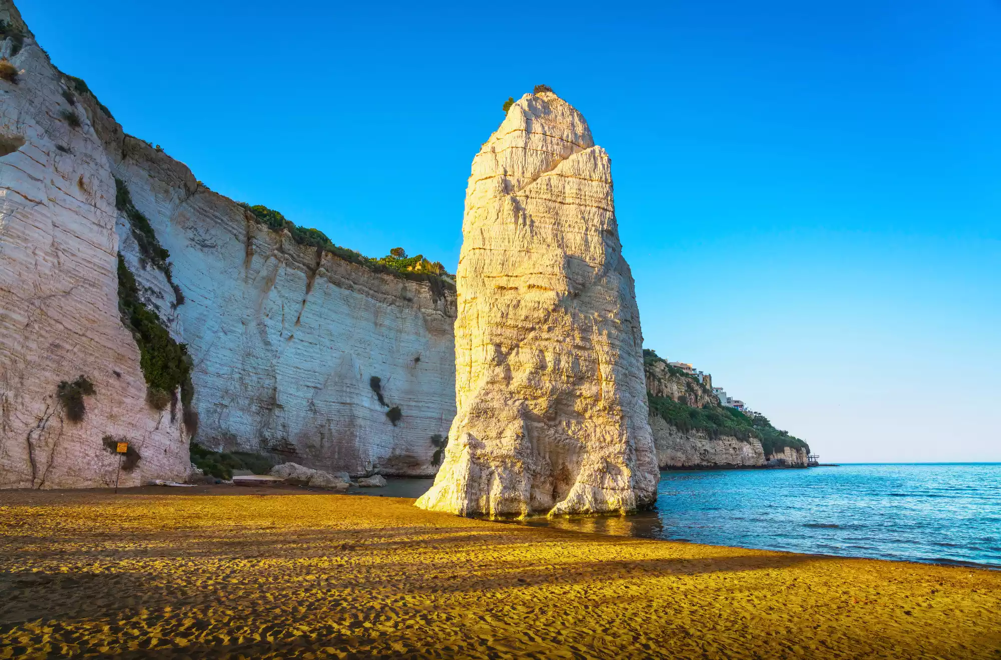 spiaggia pizzomunno vieste gargano Puglia con vista sul monolite che si erge sulla spiaggia davanti la scogliera