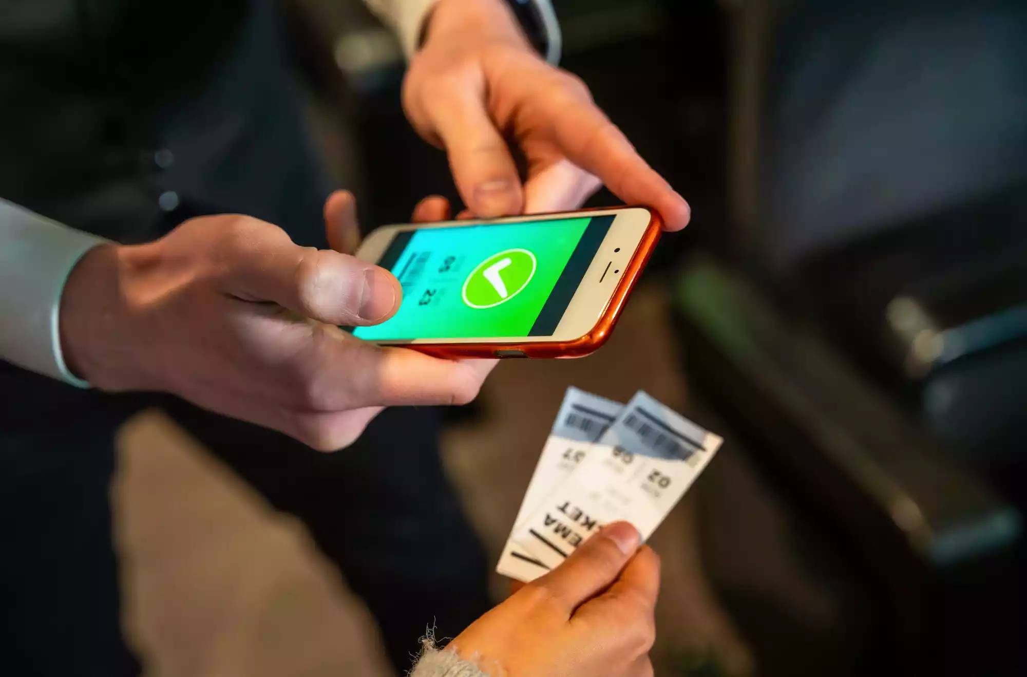 foto rappresentativa di un utente che effettua un check-in online per ricevere una carta d'imbarco digitale