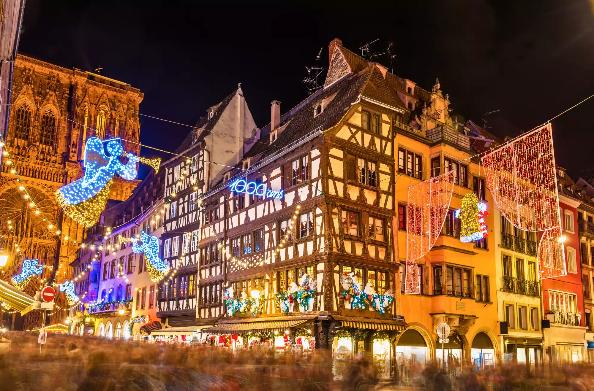 piazza della Cattedrale illuminata per i Mercatini di Natale a Strasburgo