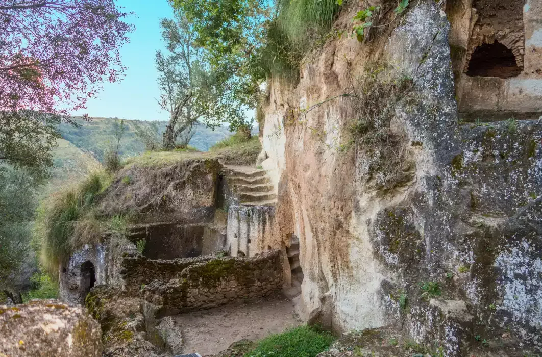 Insediamento rupestre delle Grotte degli Sbariati a Zungri in Calabria