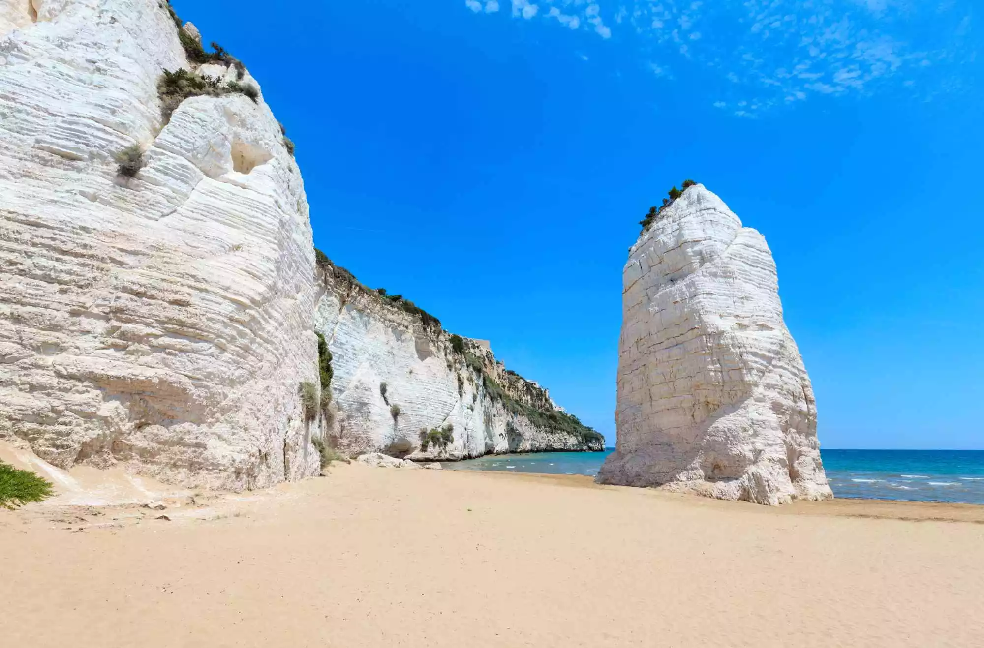 Spiaggia di Pizzomunno con lo sperone calcareo a Vieste