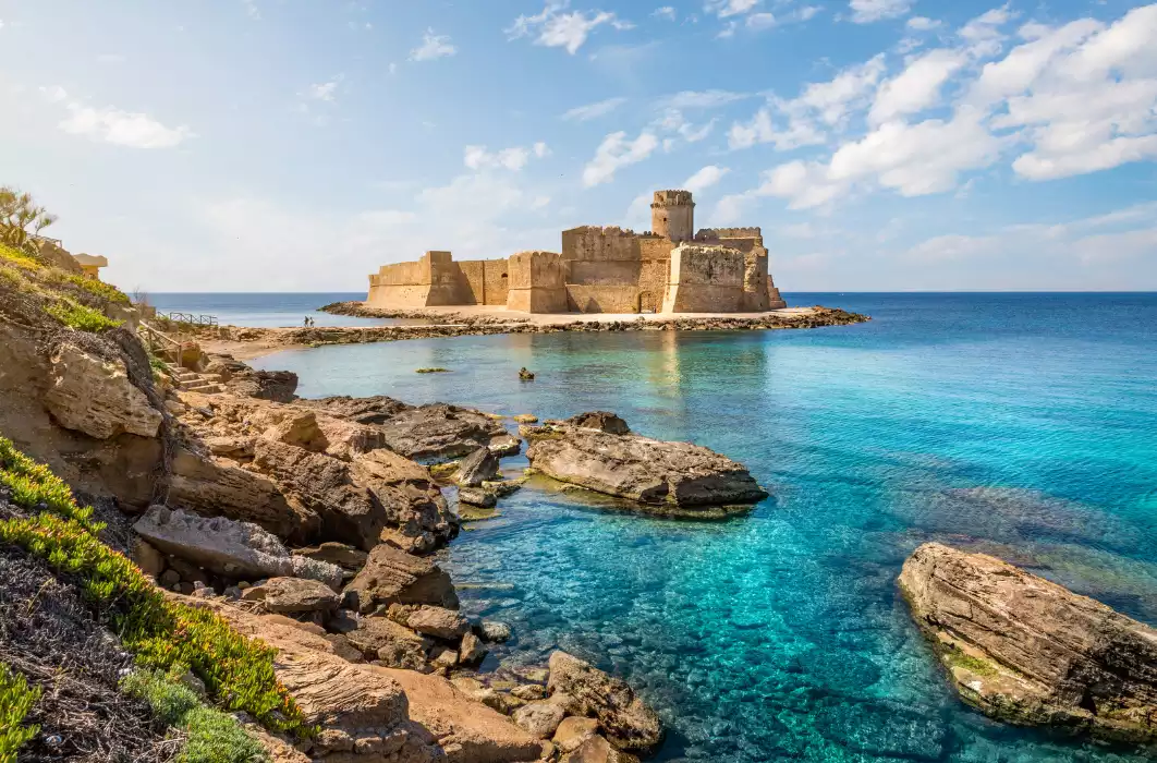 Scorci di mare vicino al Castello Aragonese di Le Castella