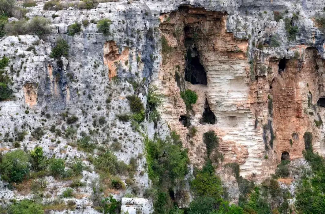 Paesaggio rupestre della Cava d'Ispica nel sud-est della Sicilia