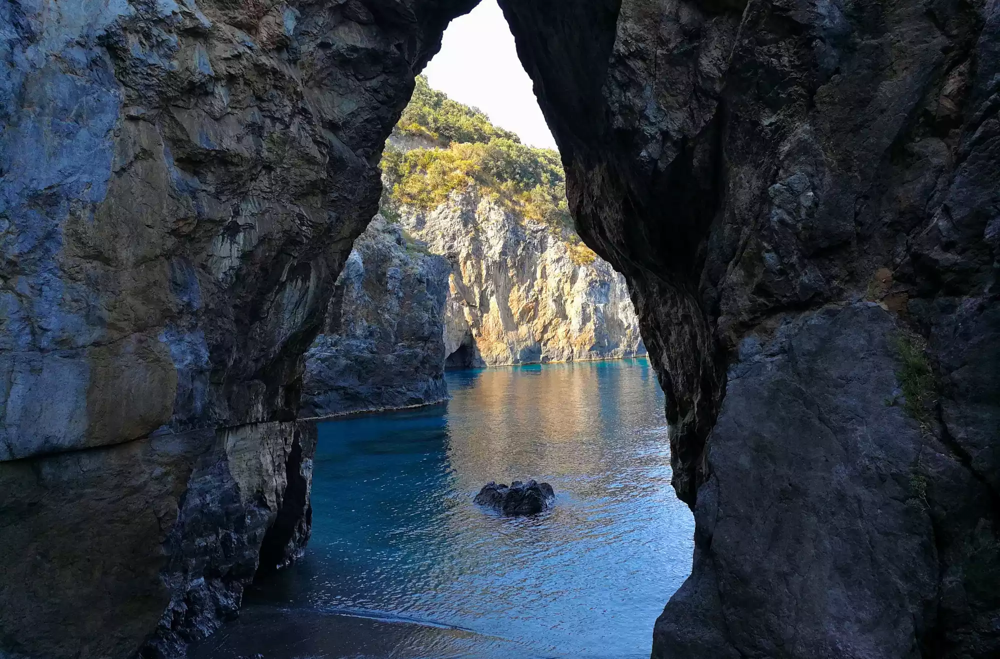 Arco Magno di San Nicola Arcella in Calabria, grotta naturale sul mare con scogliere e acqua cristallina