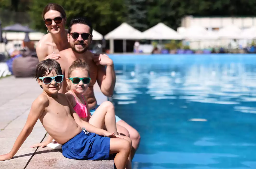 Famiglia in villaggio turistico con piscina e servizi per bambini