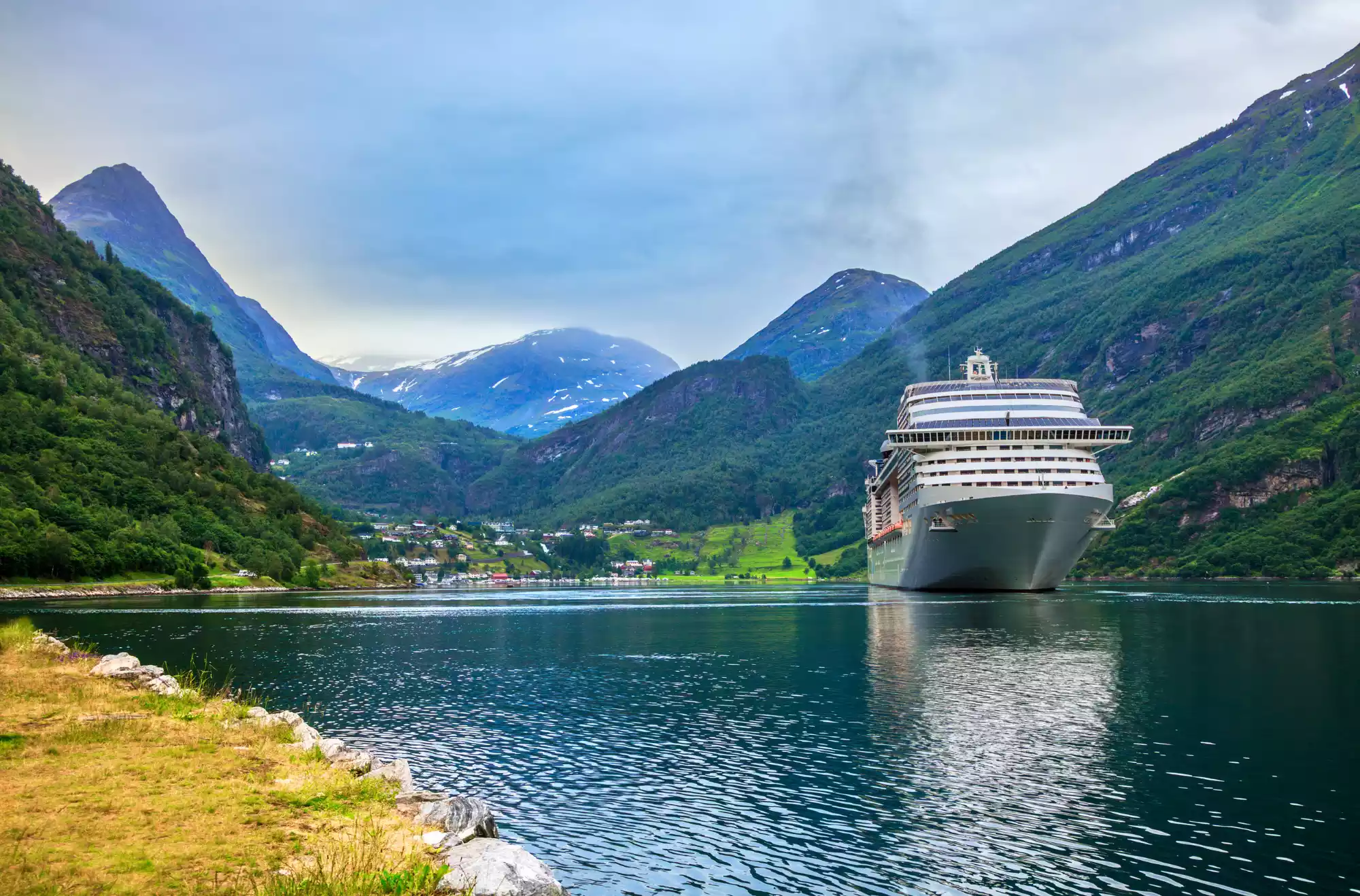 Coppia che guarda i fiordi norvegesi da un ponte di osservazione, evidenziando il paesaggio naturale come destinazione popolare.