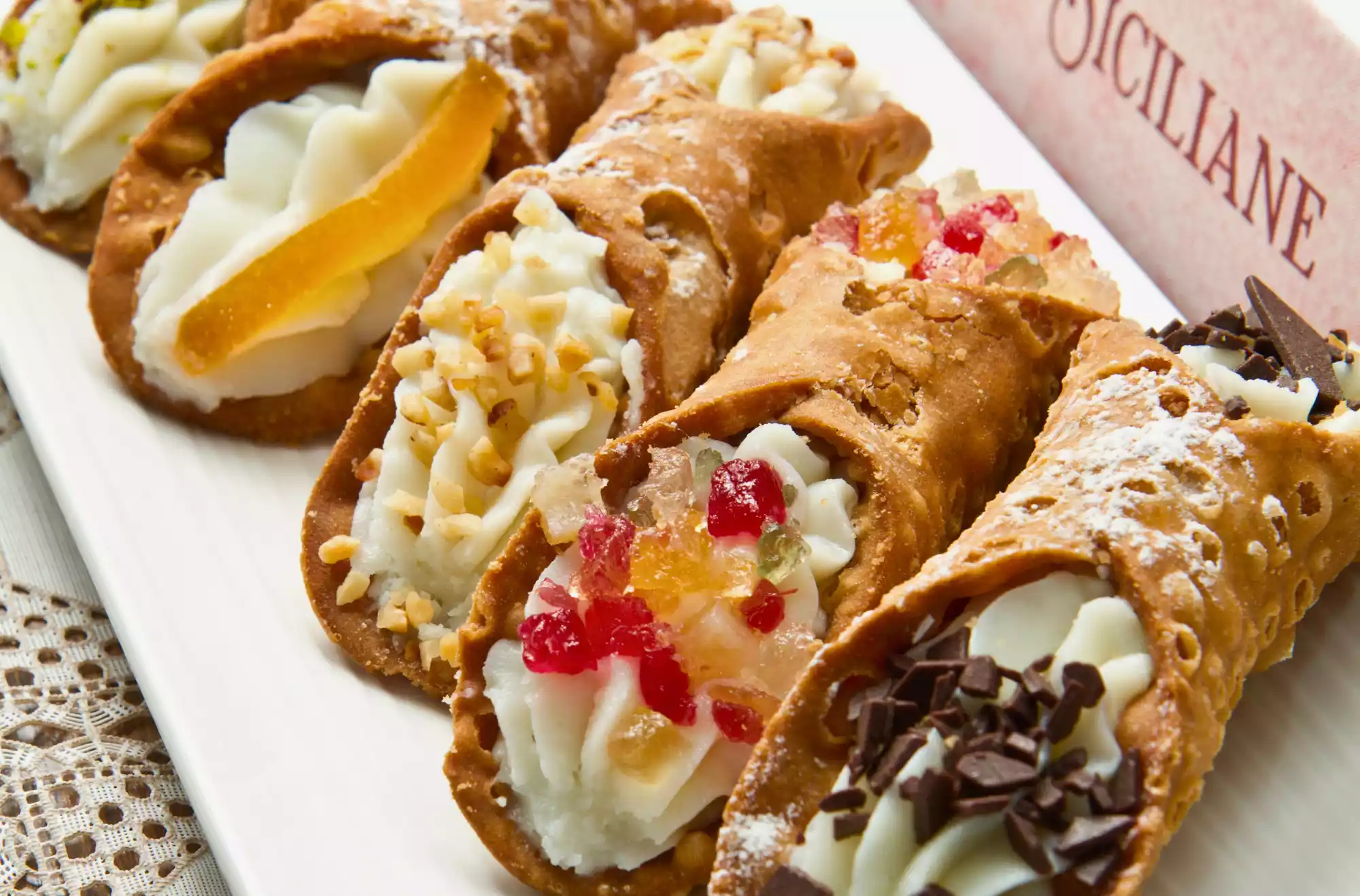 piatto di cannoli siciliani, dolce tipico della Sicilia