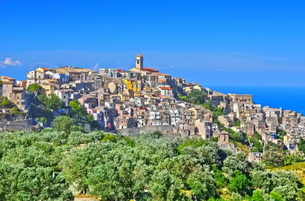 vista sul borgo di Badolato in Calabria