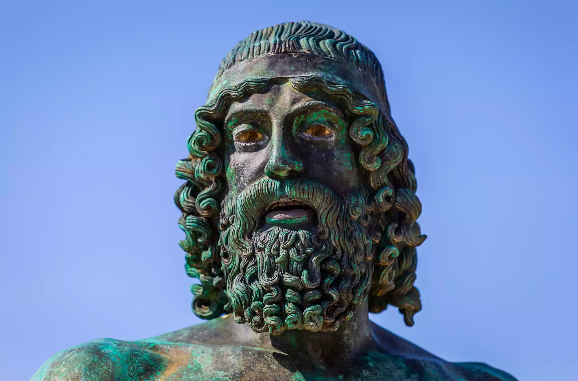 Dettaglio di uno dei Bronzi di Riace, antico guerriero greco in bronzo esposto a Reggio Calabria