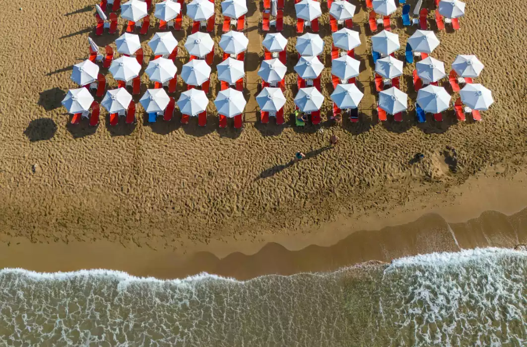 Spiaggia attrezzata vicino a un villaggio turistico sul mare