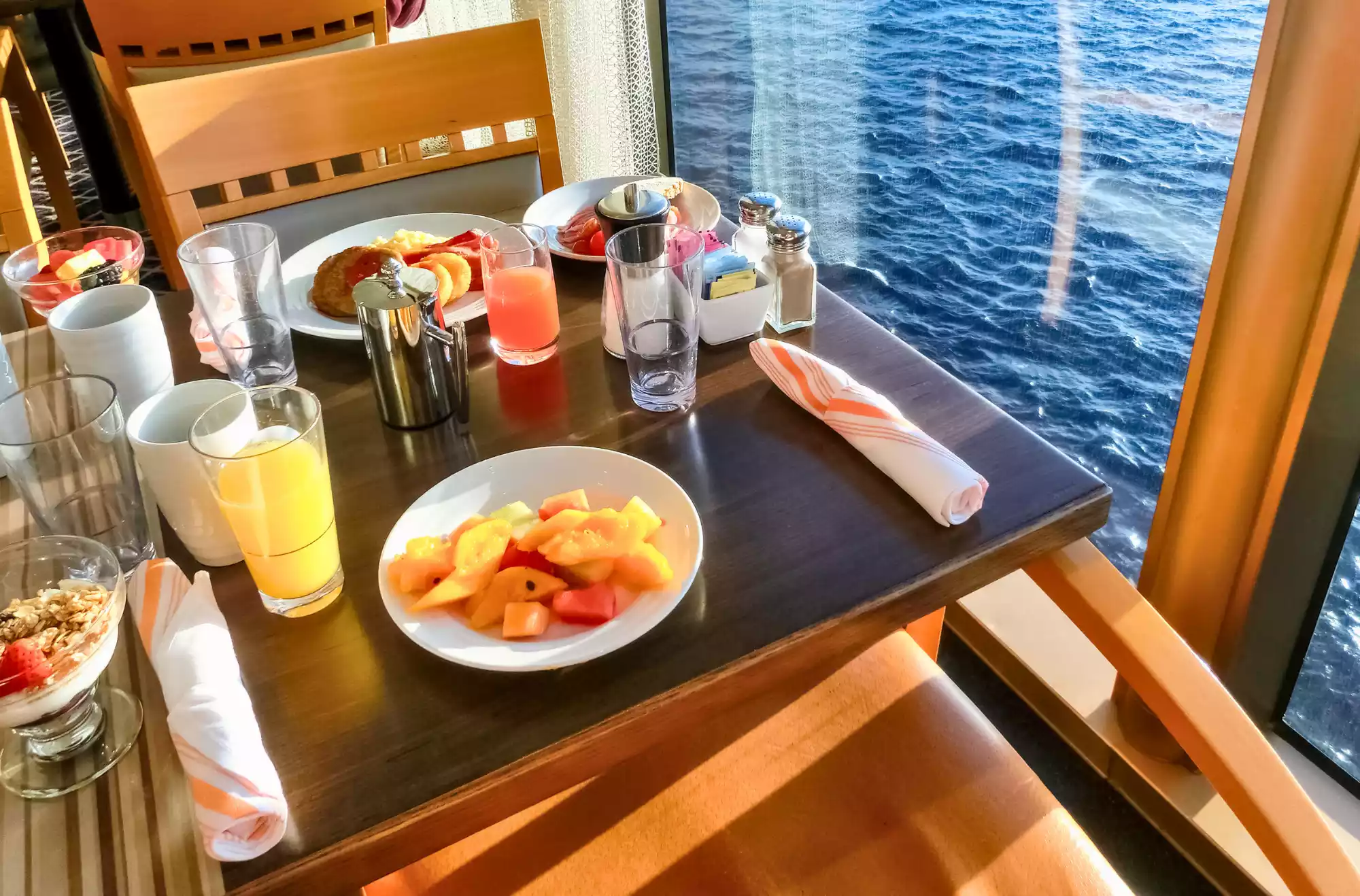 Primo piano di un piatto di mozzarella o burrata fresca preparata a bordo di una nave da crociera italiana, per enfatizzare la qualità del cibo.