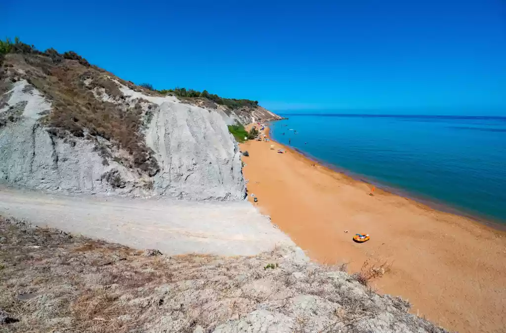 spiagge rosse a Isola Capo Rizzuto in provincia di Crotone