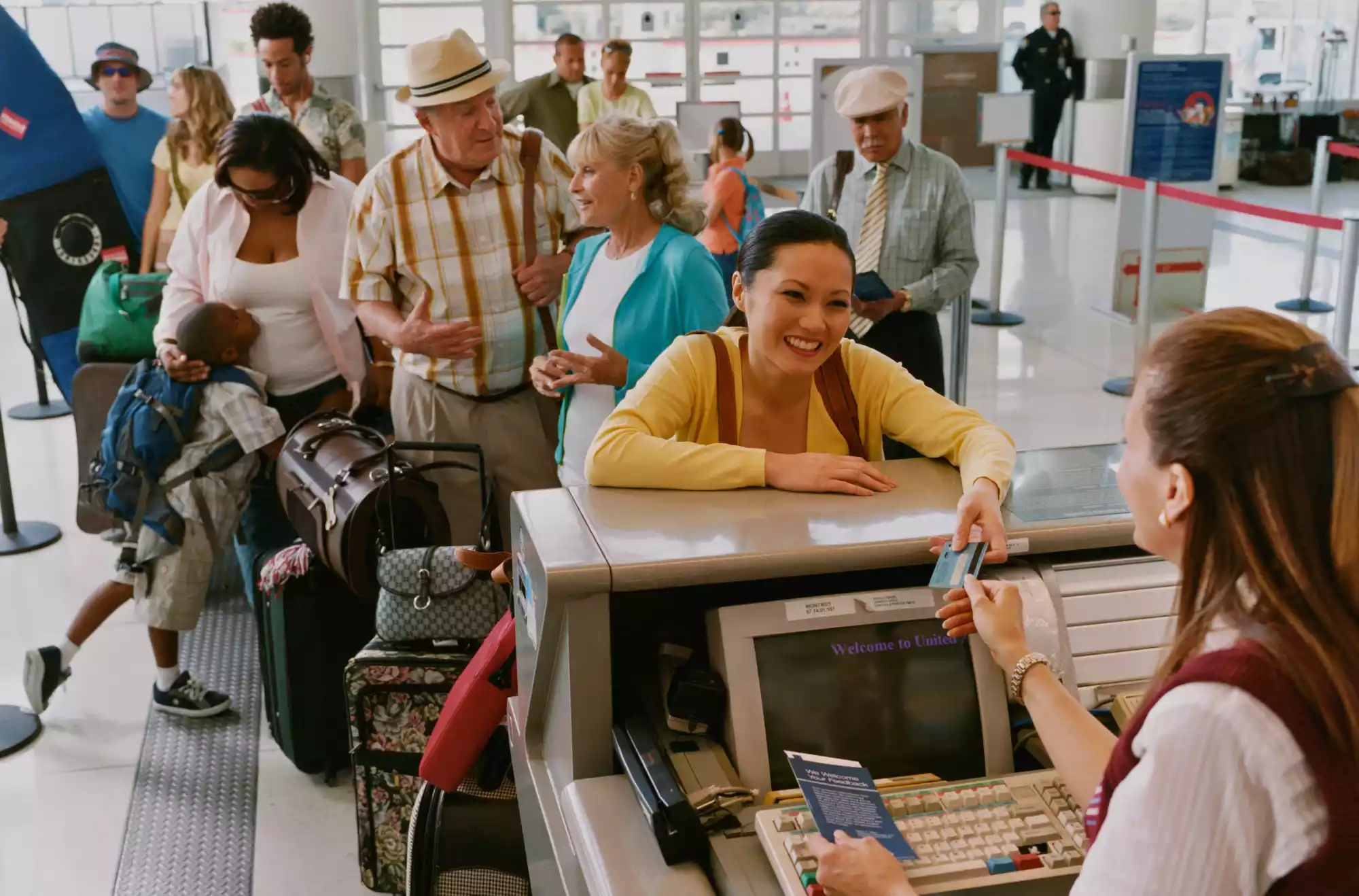 foto rappresentativa di persone in fila in aeroporto in attesa di effettuare il check-in