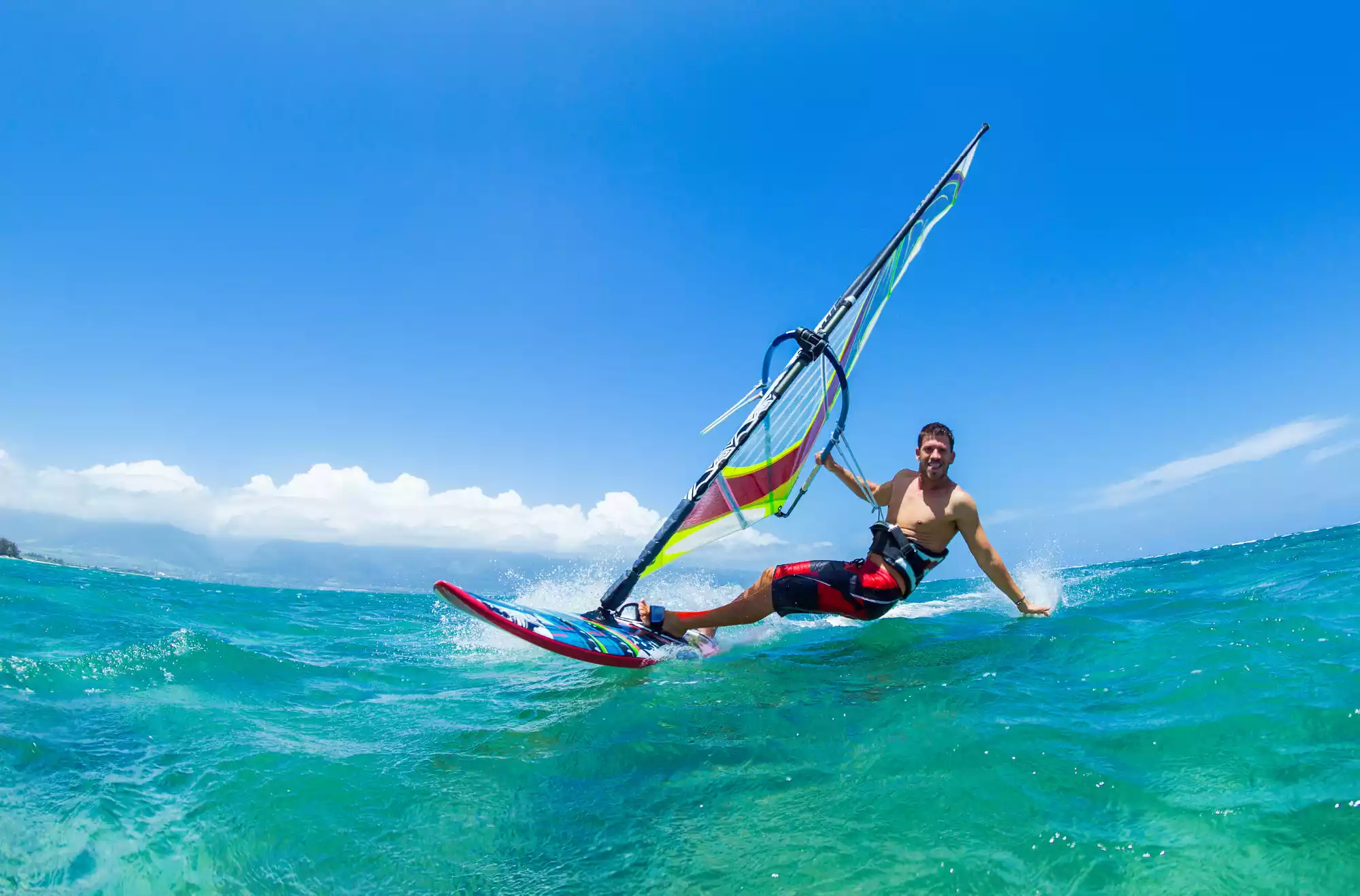 immagine rappresentativa di un uomo sul Windsurf