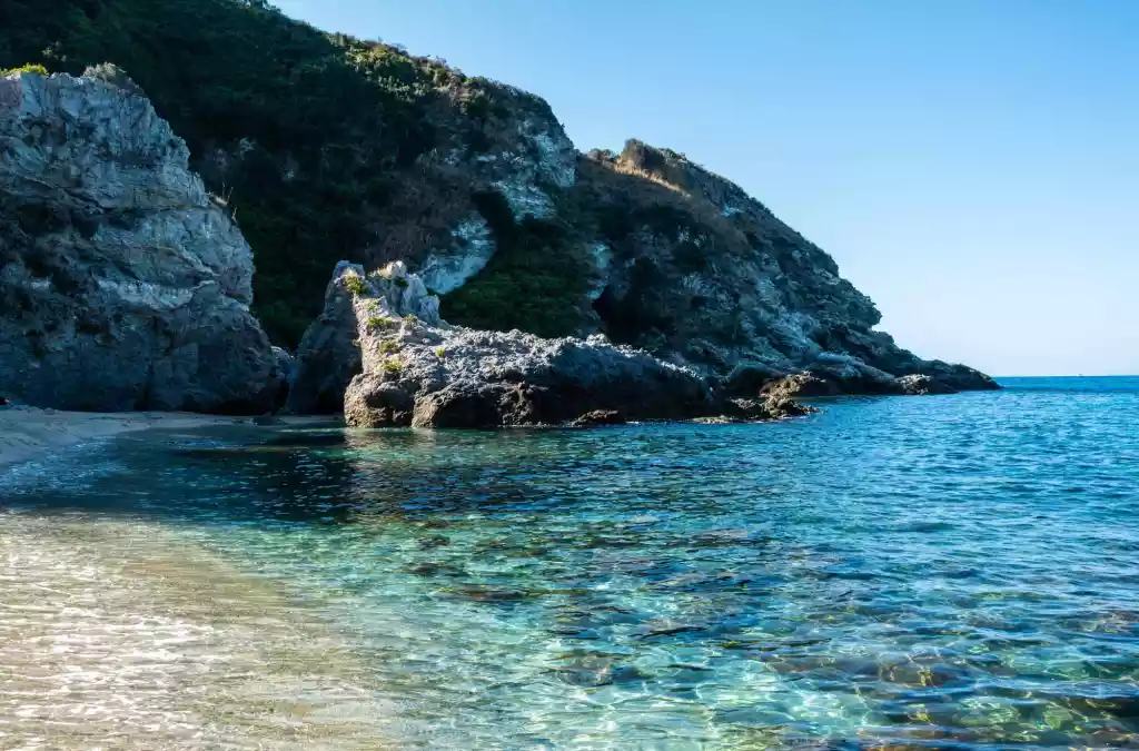 dettaglio delle grotte della spiaggia di Grotticelle a Capo Vaticano in Calabria