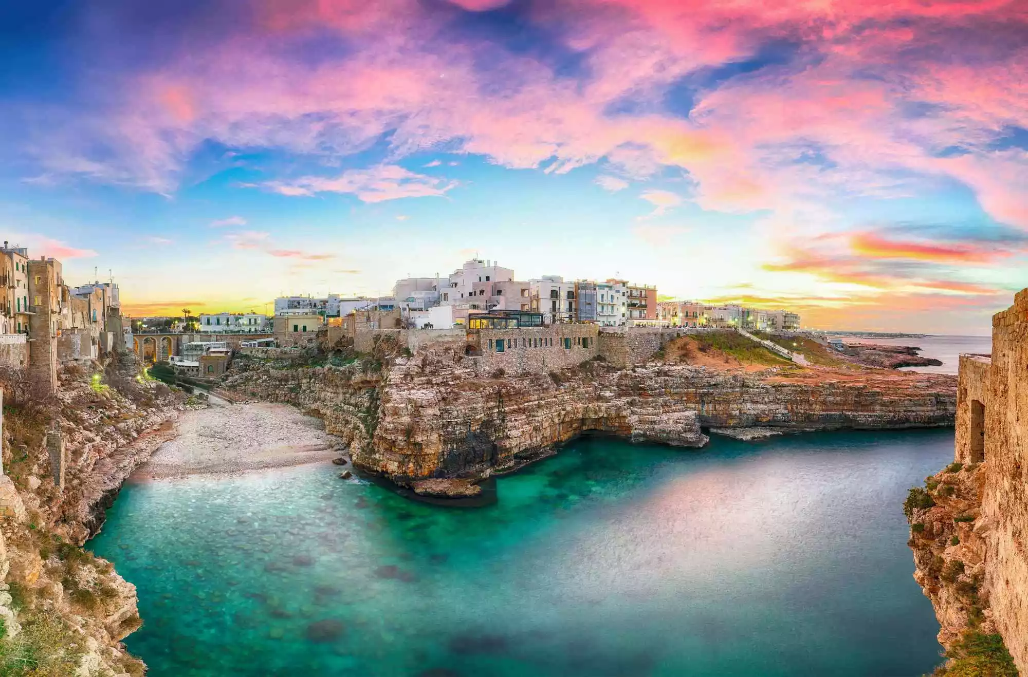 Cala Paura a Polignano, caletta di ciottoli tra scogliere
