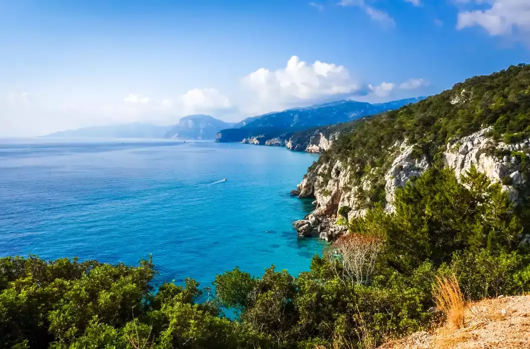 Golfo di Orosei in Sardegna con mare cristallino e costa rocciosa