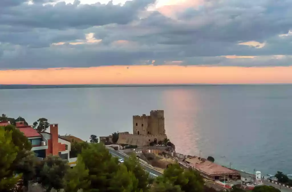 Vista del Castello di Roseto Capo Spulico dall'alto in Calabria