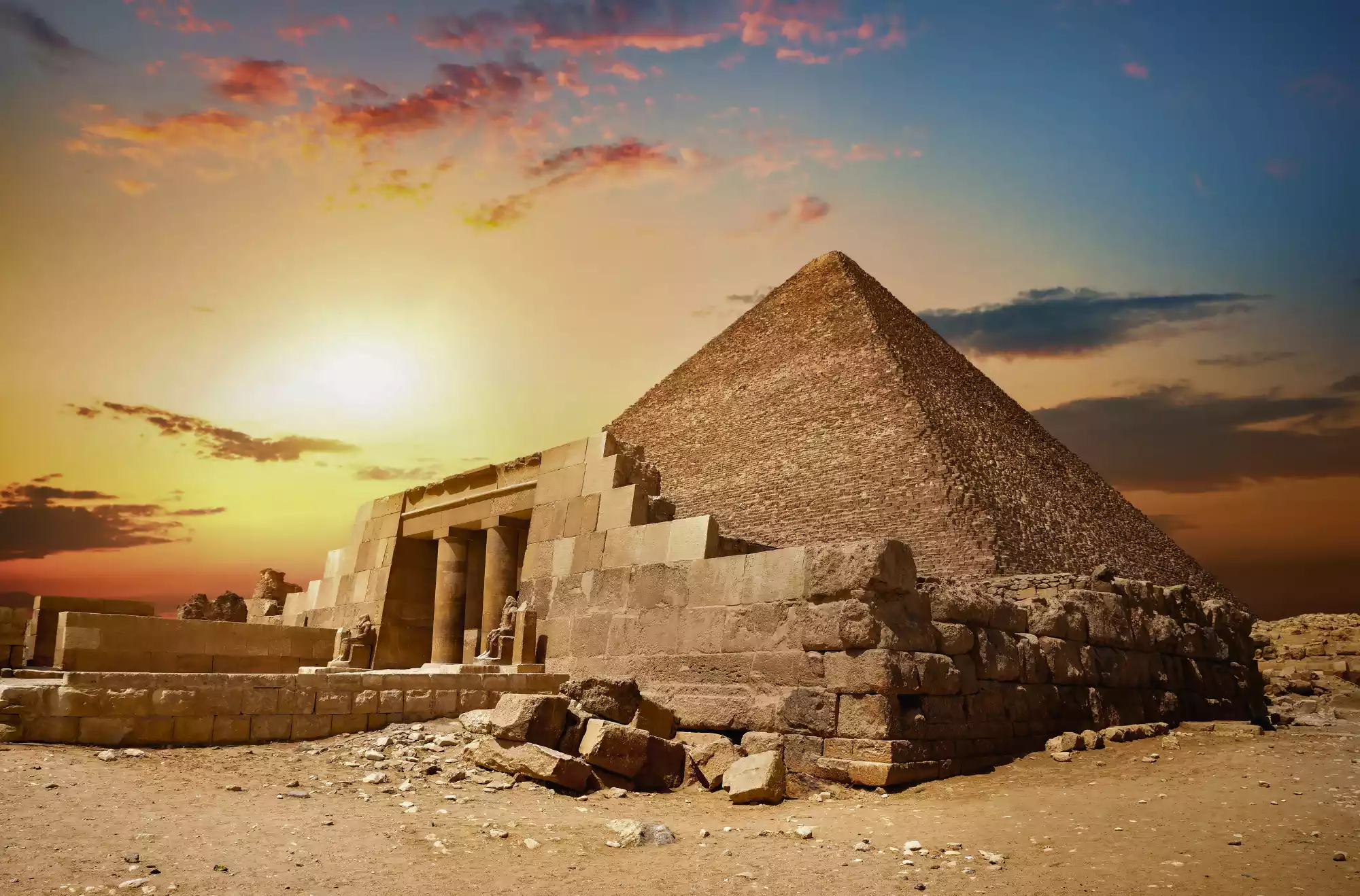 Piramide di Cheope a Giza al tramonto