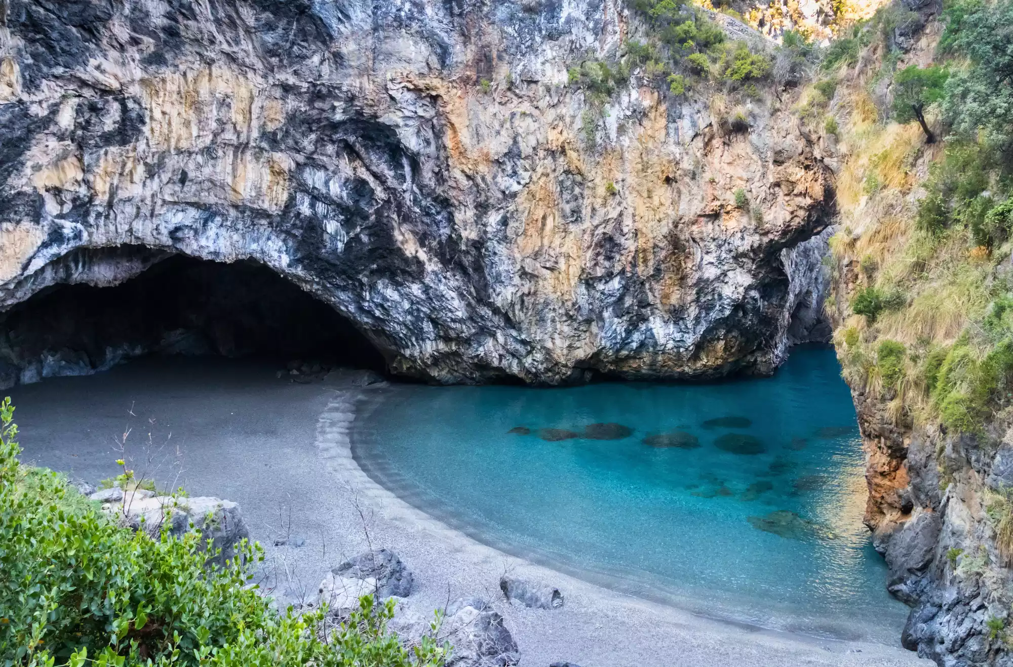 Spiaggia dell’Arcomagno a San Nicola Arcella, piccola baia nascosta con acqua turchese e grotta naturale sulla costa tirrenica della Calabria