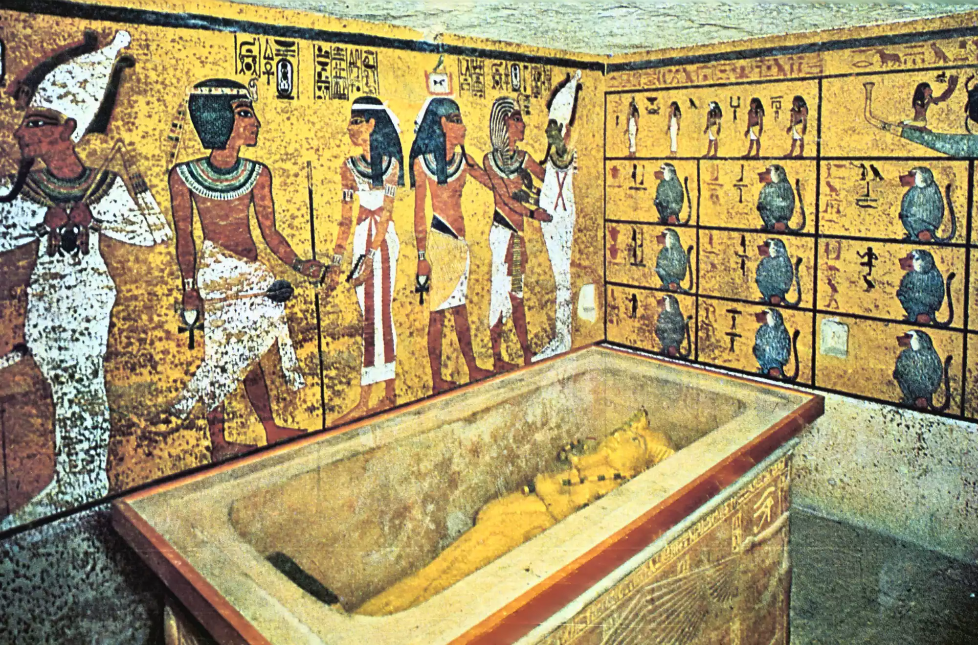 Affresco interno della tomba di Tutankhamon con sarcofago e scene della vita egizia.