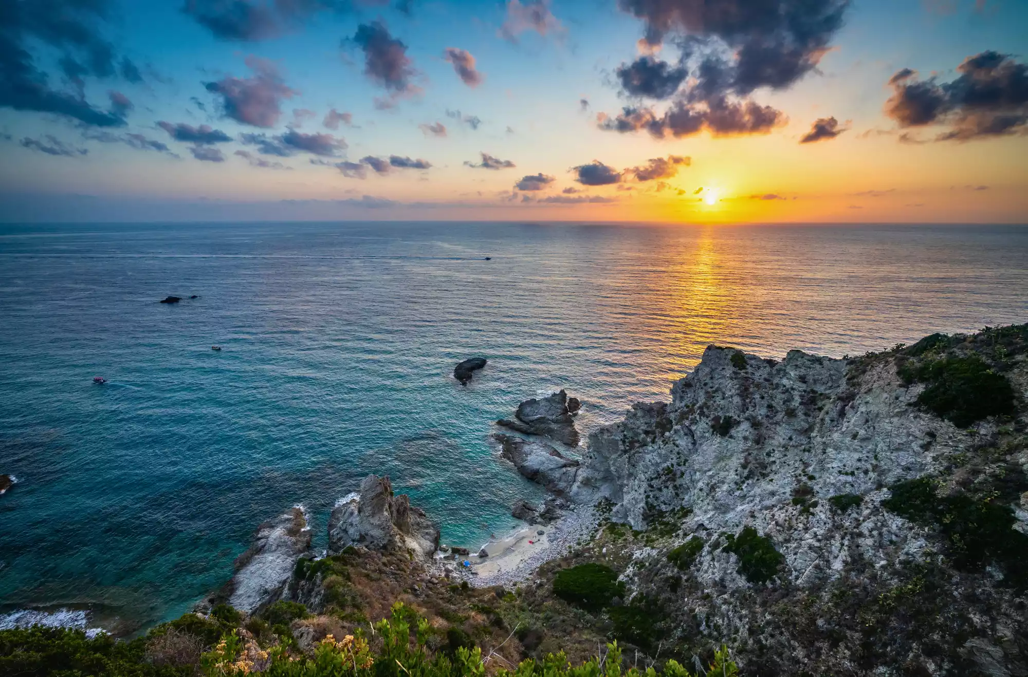 Tramonto sul mare a Capo Vaticano visto da una scogliera panoramica in Calabria