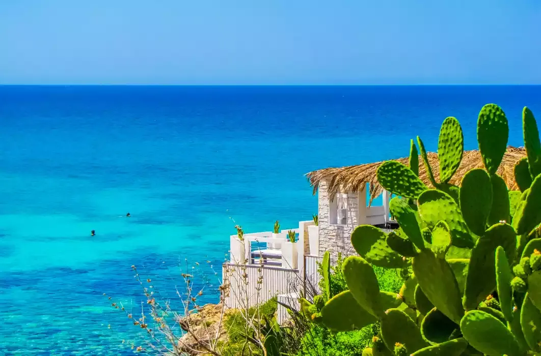Spiaggia del Salento con mare limpido per una vacanza estiva in Puglia