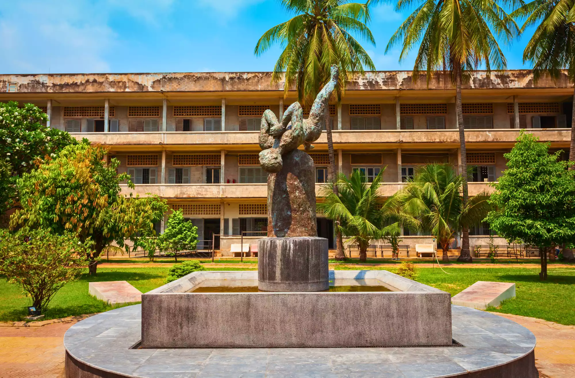 Statua nel cortile del Museo del genocidio di Tuol Sleng a Phnom Penh, Cambogia