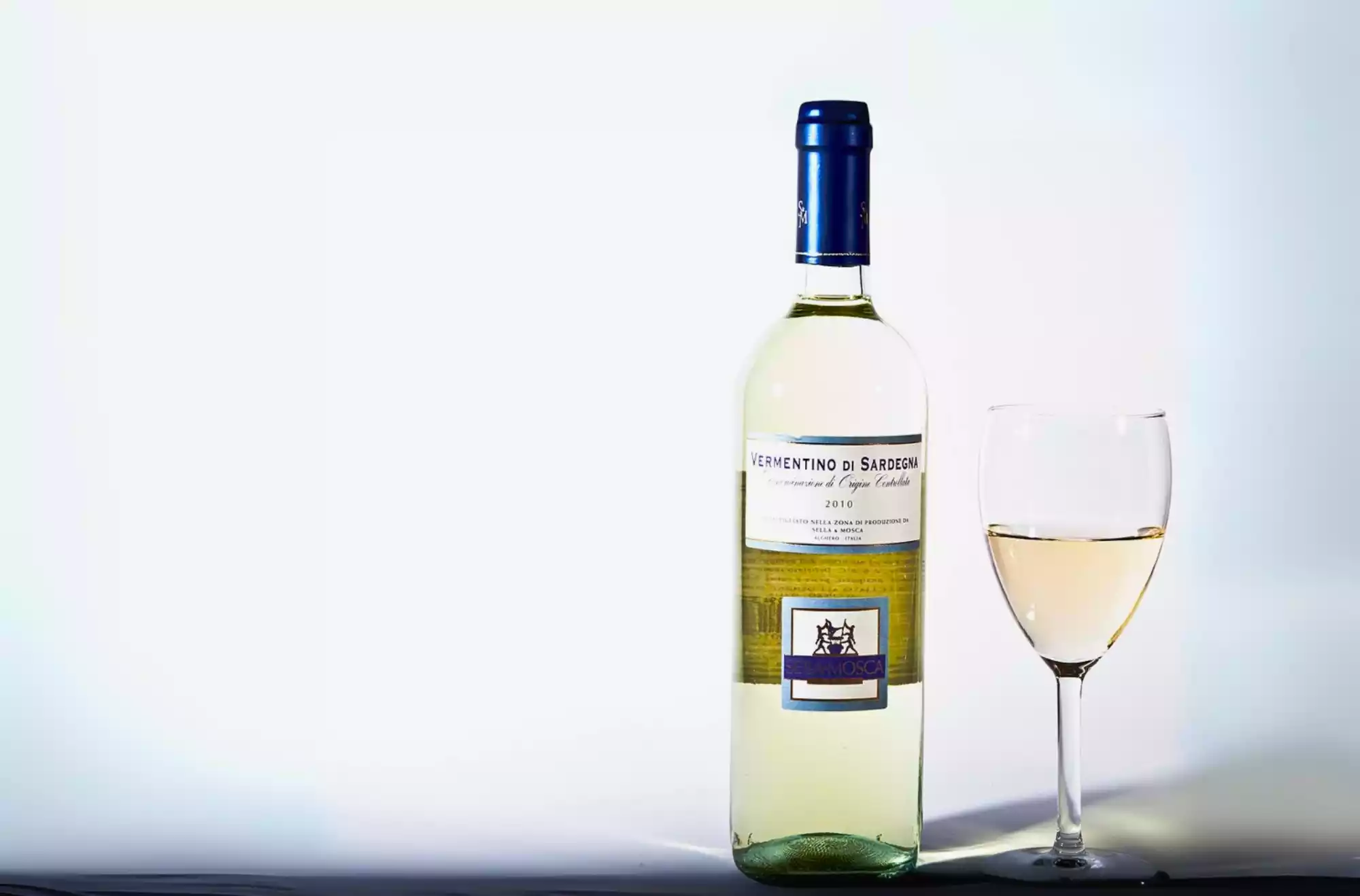 Bottiglia di Vermentino di Sardegna, vino bianco tipico (Sagra del Vermentino a Monti)