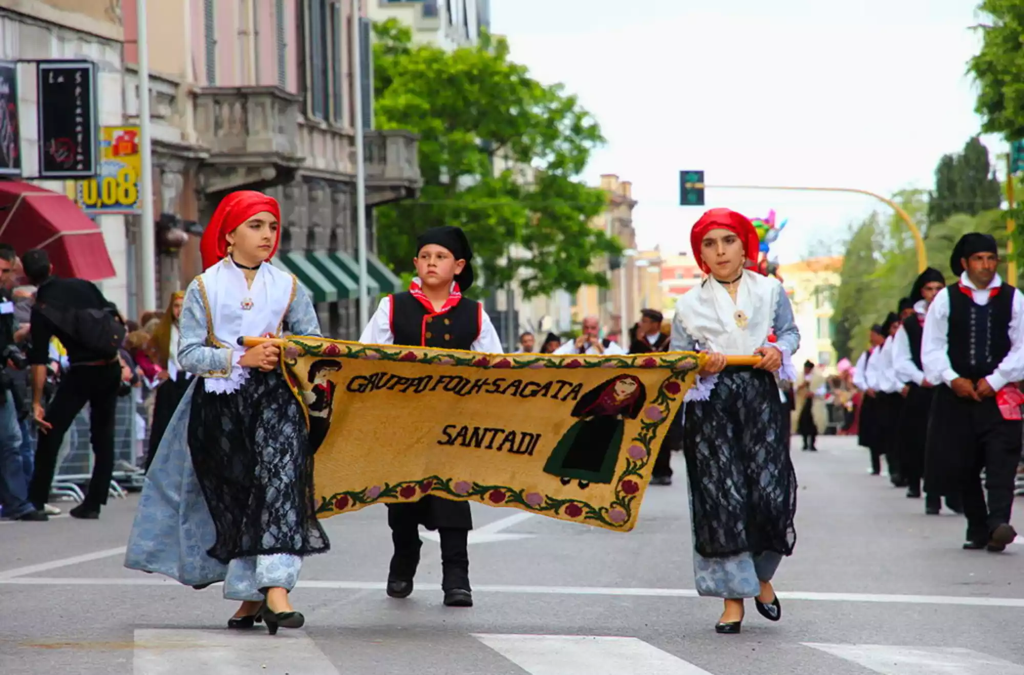 Sfilata del gruppo folk di Santadi in abiti tradizionali (Matrimonio Mauritano)