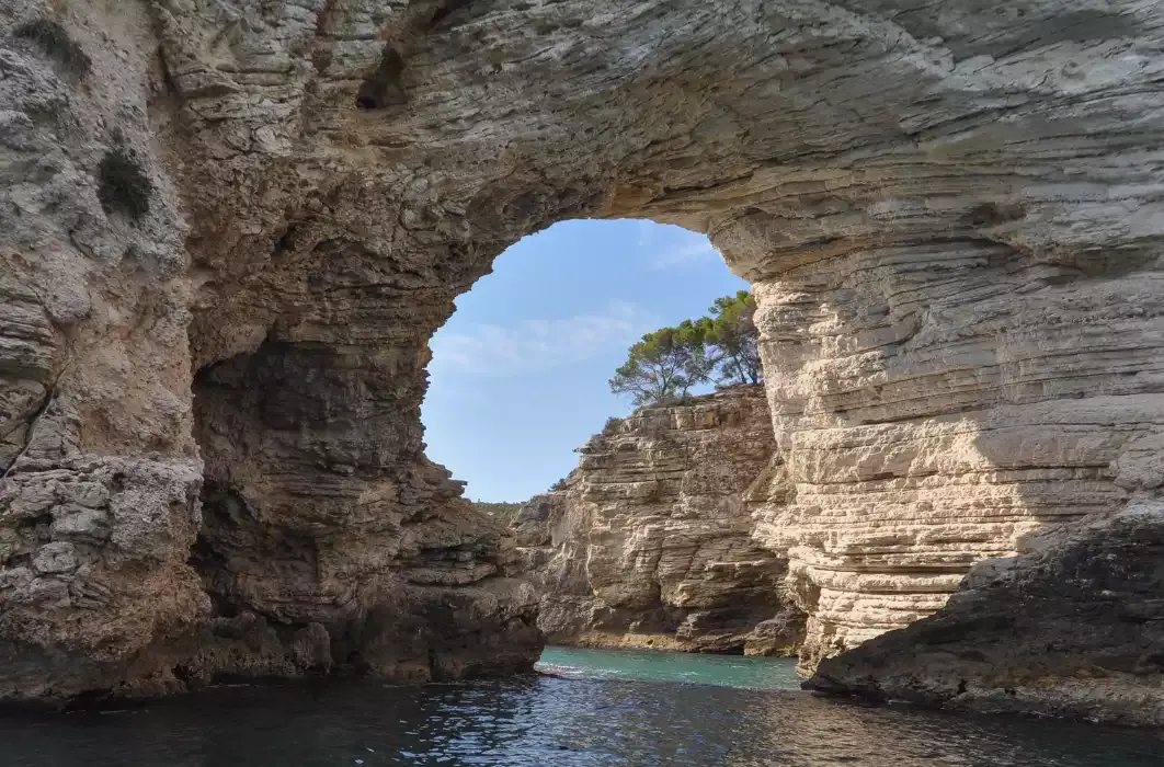 Grotte marine di Vieste lungo la costa del Gargano
