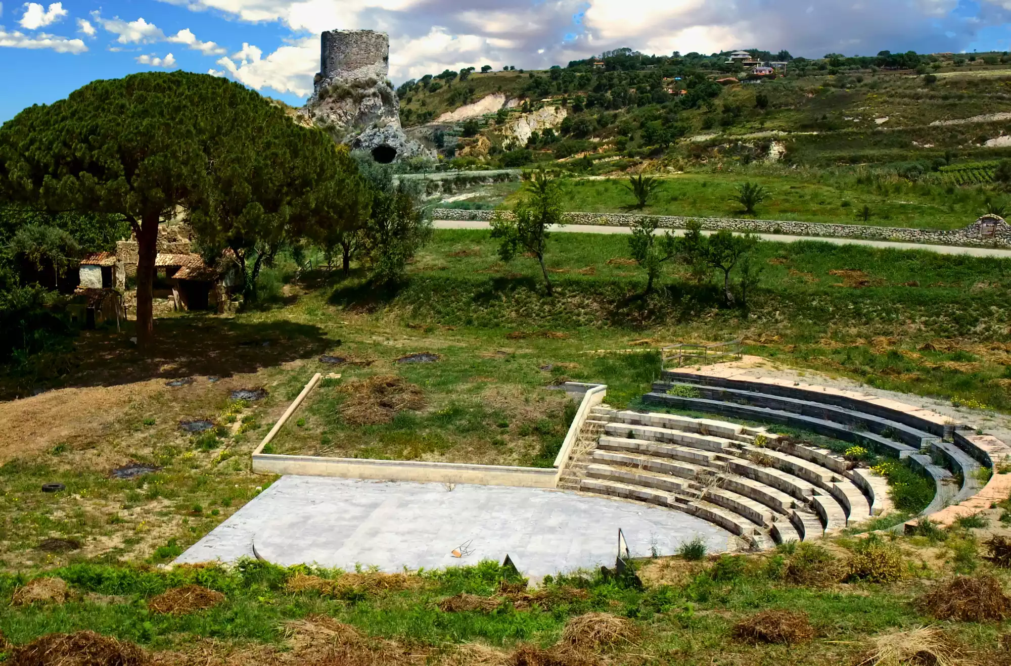  Torre Marrana, Brivadi di Ricadi – Antica torre costiera del XVI secolo immersa nella campagna calabrese. Oggi ospita un anfiteatro dove si svolgono eventi culturali all’aperto durante l’estate. Una tappa storica imperdibile.