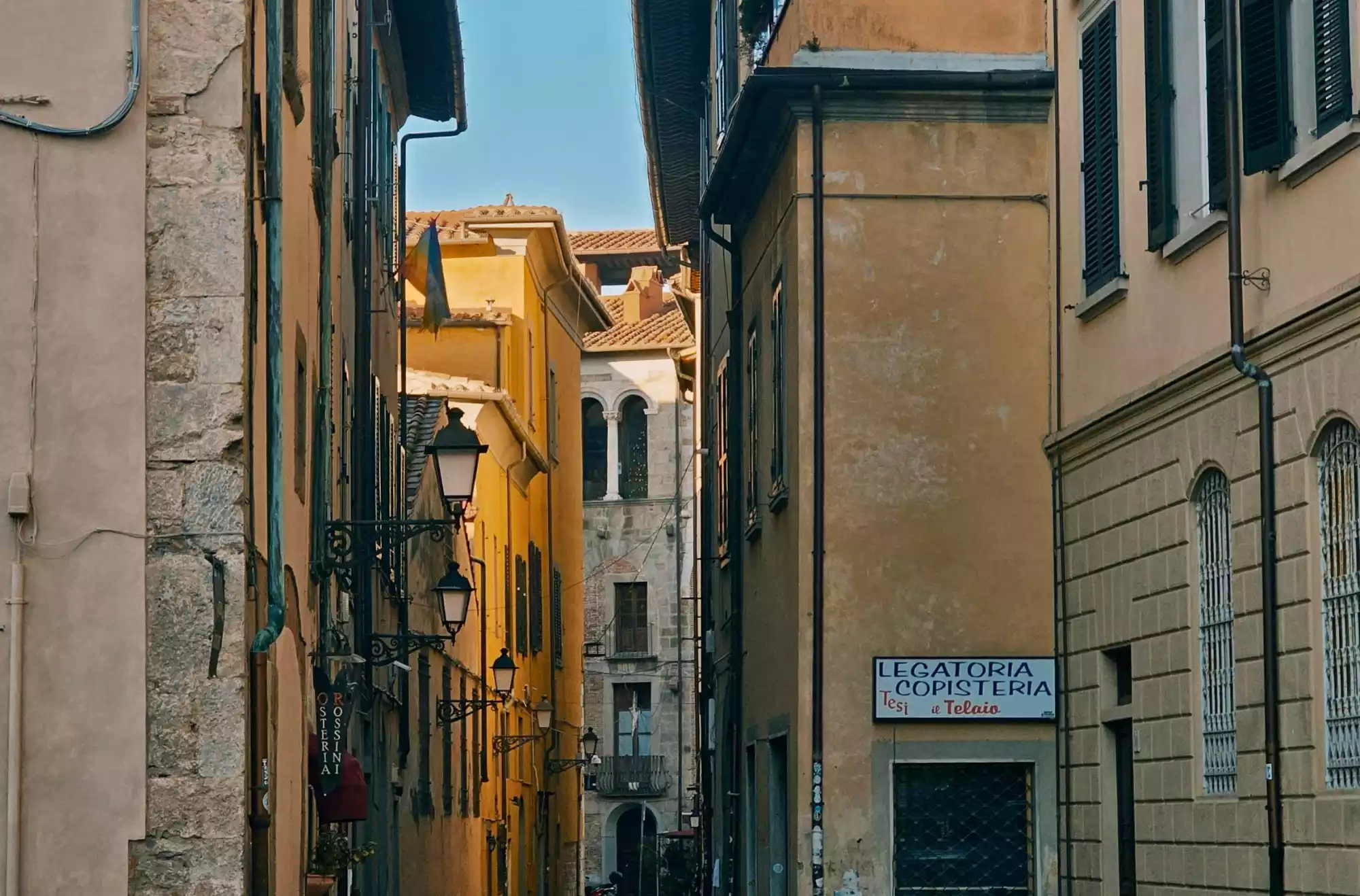 Borgo stretto a Pisa tra botteghe artigiane e locali storici