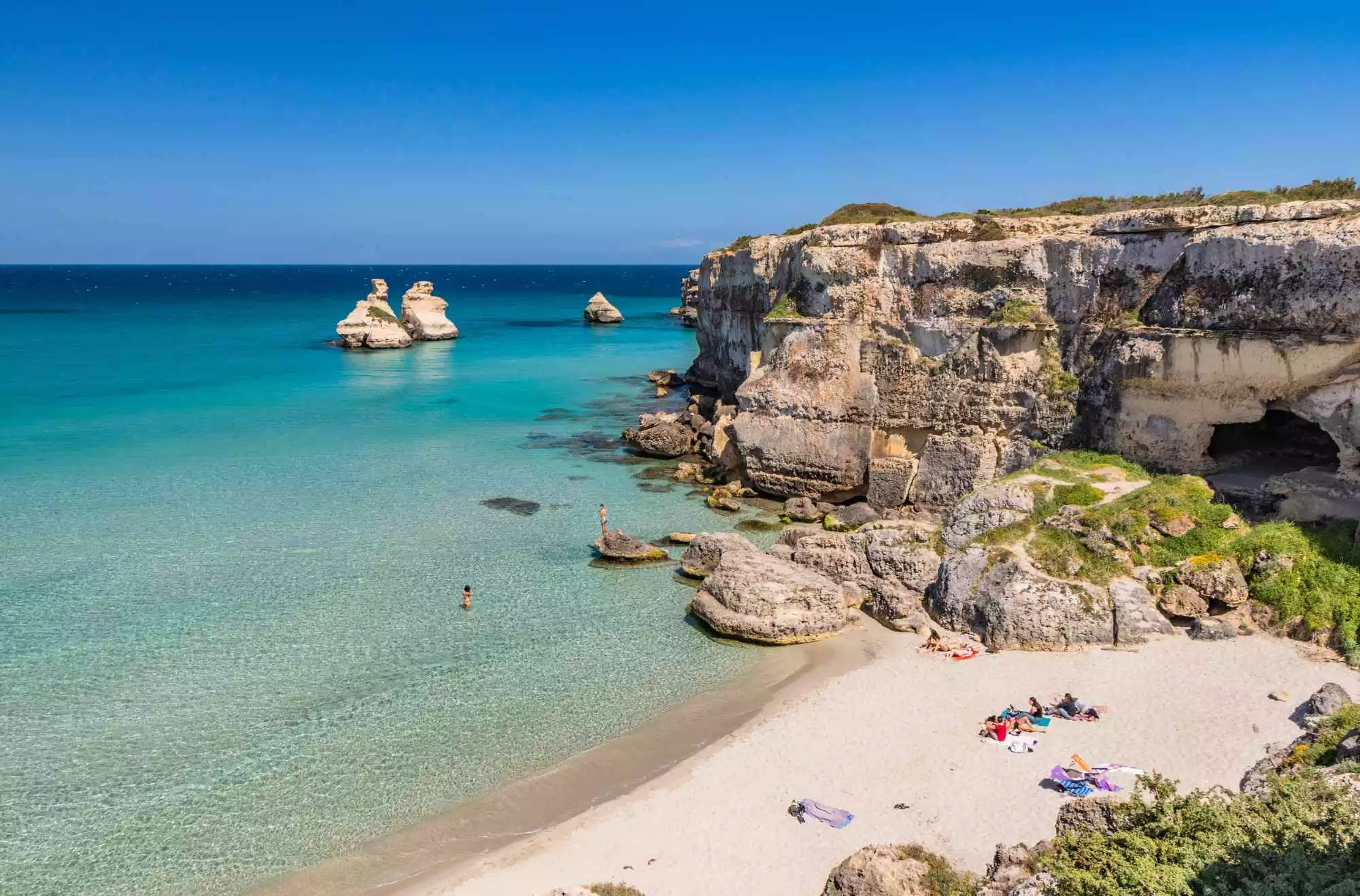 Spiaggia di Torre dell’Orso con i faraglioni Due Sorelle a Melendugno