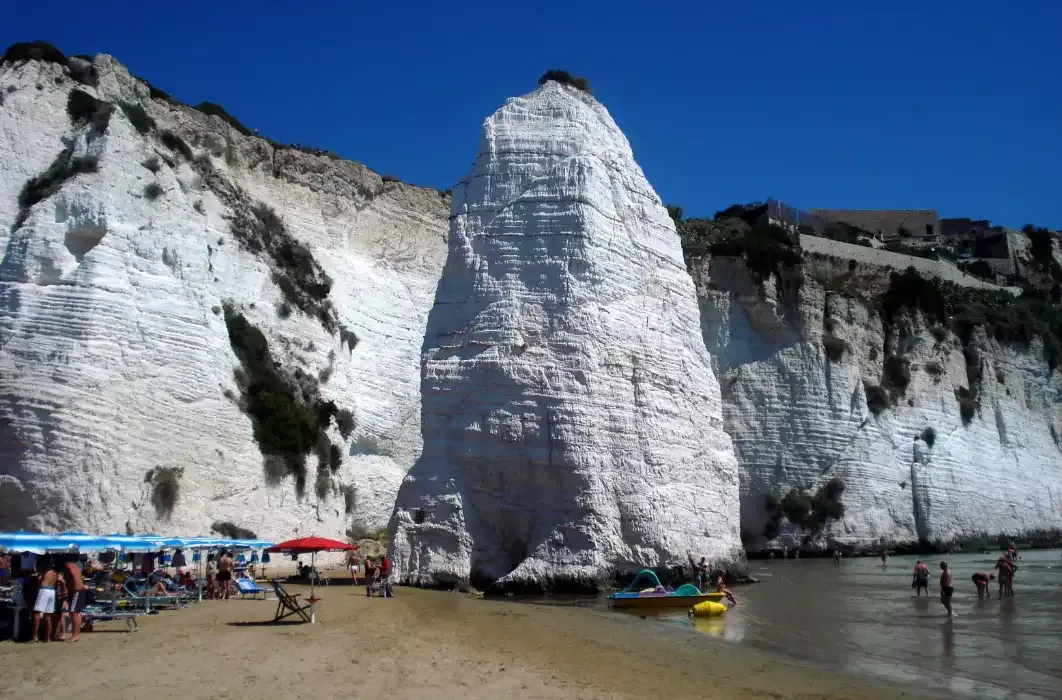 Pizzomunno e spiaggia della Scialara a Vieste