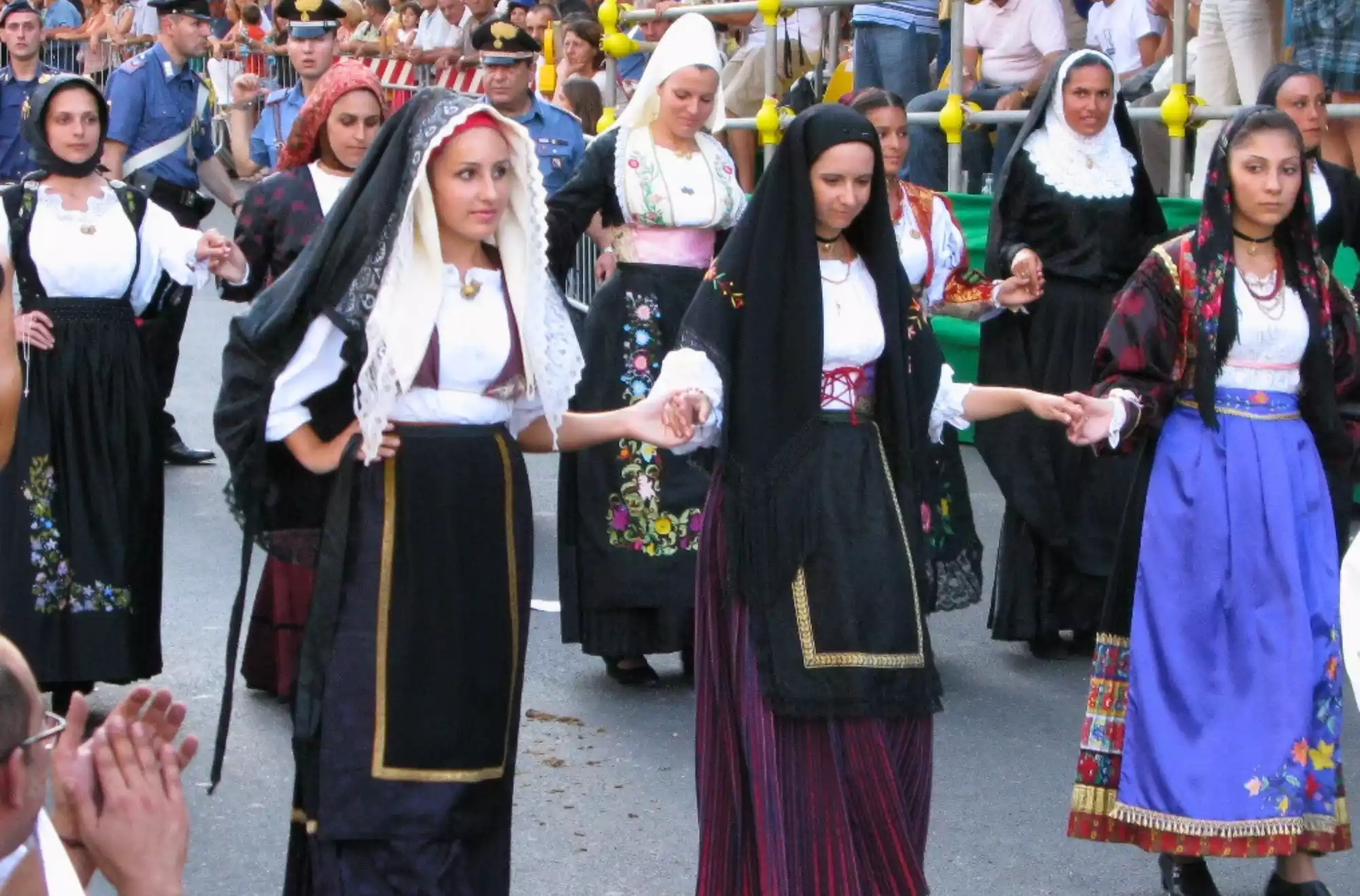 Sfilata in abito tradizionale a Nuoro per la Festa del Redentore