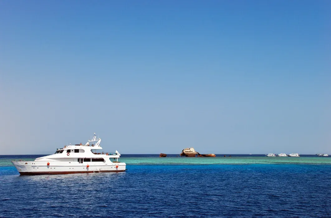 Mare e paesaggio nello Stretto di Tiran