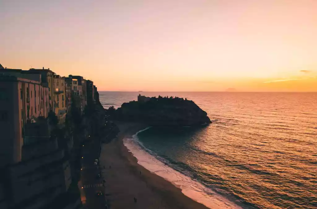 vista sulla costa di Tropea al tramonto