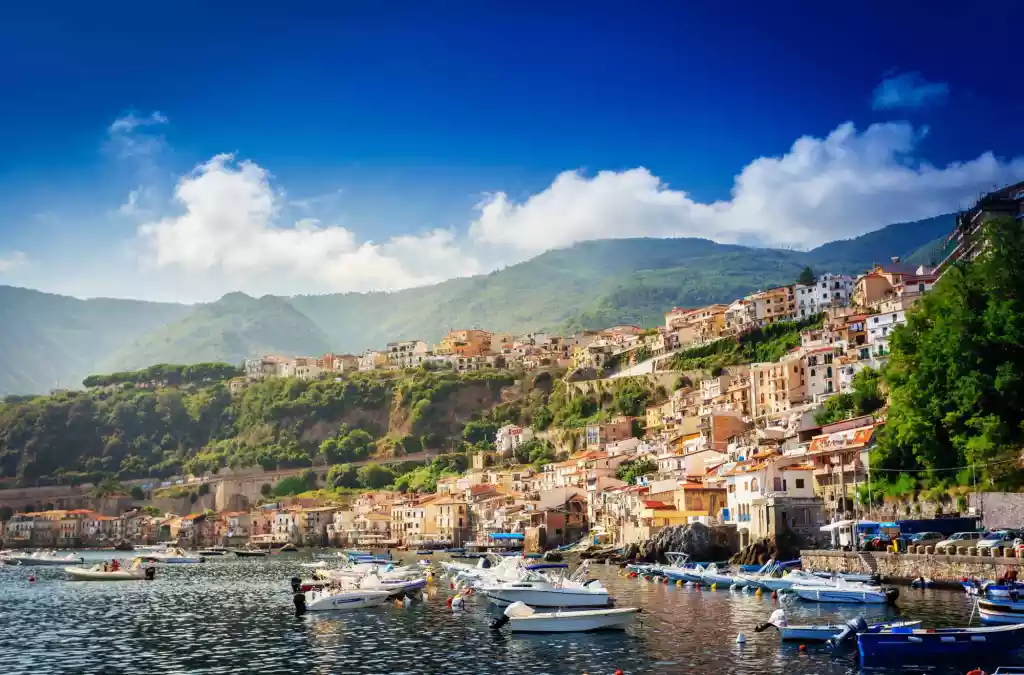 panoramica del borgo di Scilla sul mare in Calabria