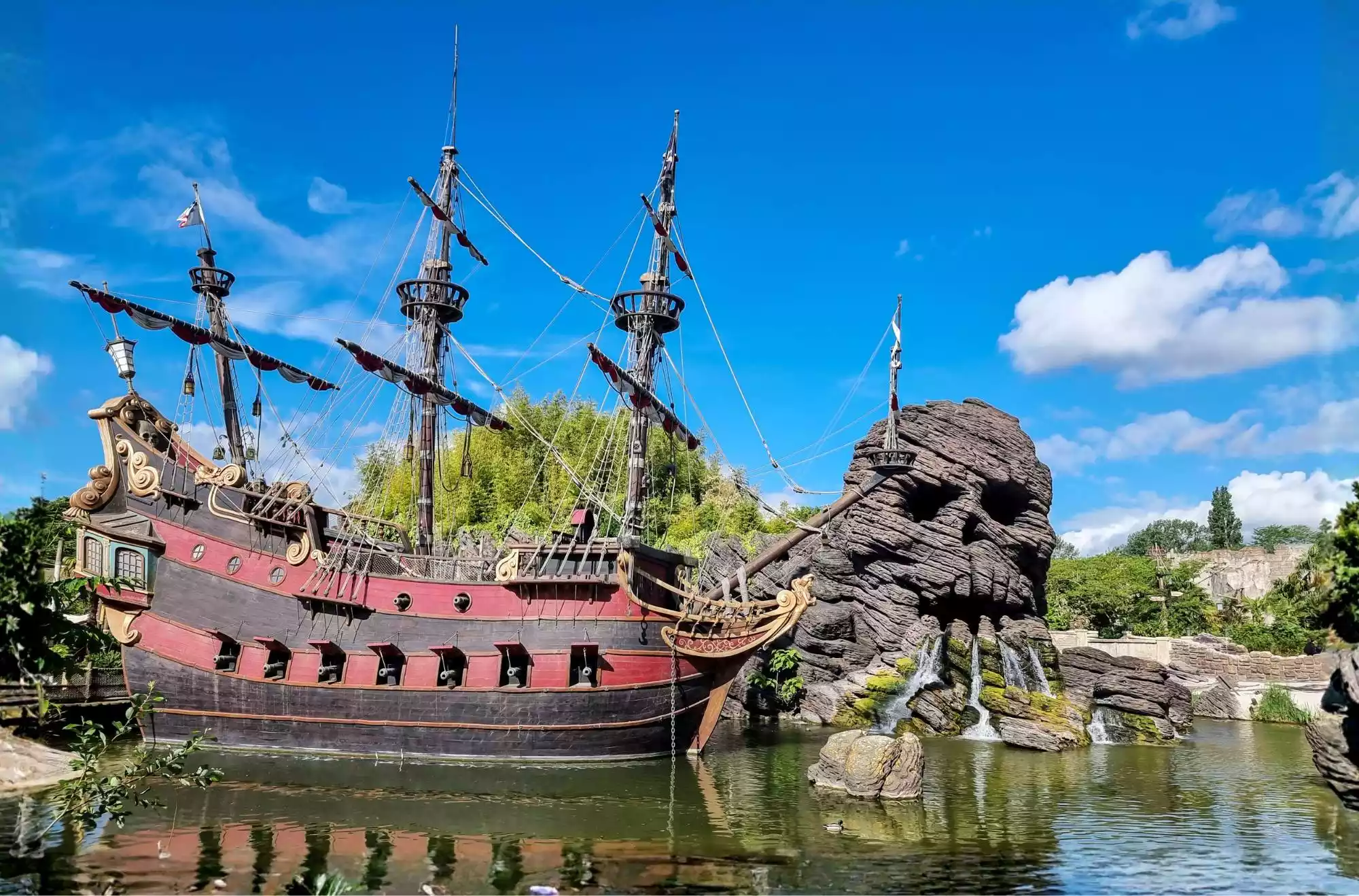 Il Galeone Pirata e la Grotta del Teschio a Pirates of the Caribbean Disneyland Paris