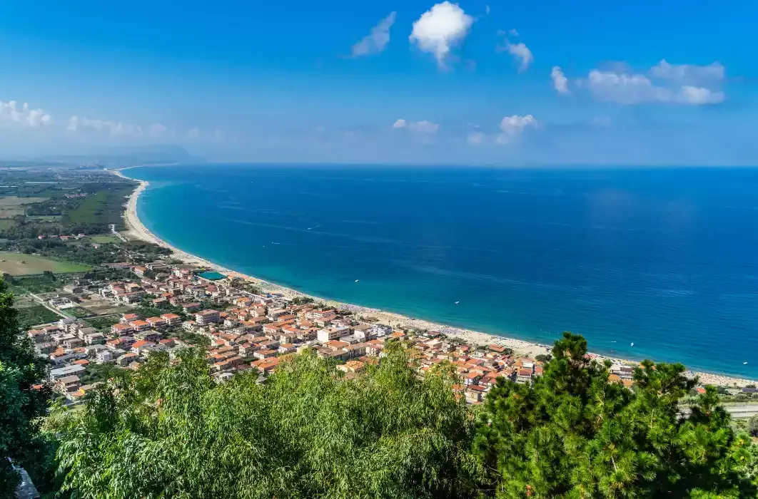 Spiaggia di Nicotera Marina con arenile e mare della Costa degli Dei