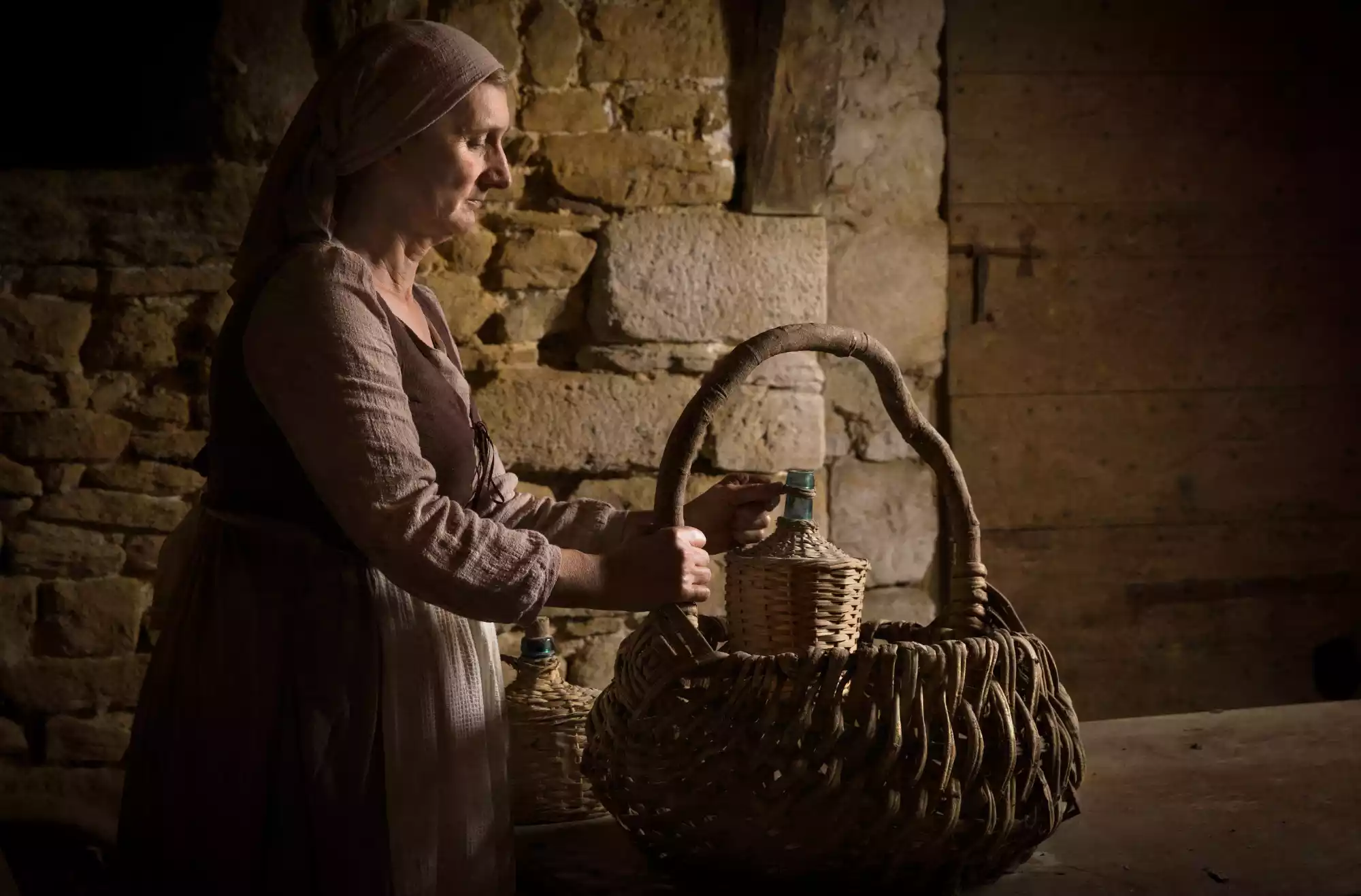 Contadina medievale con un cesto