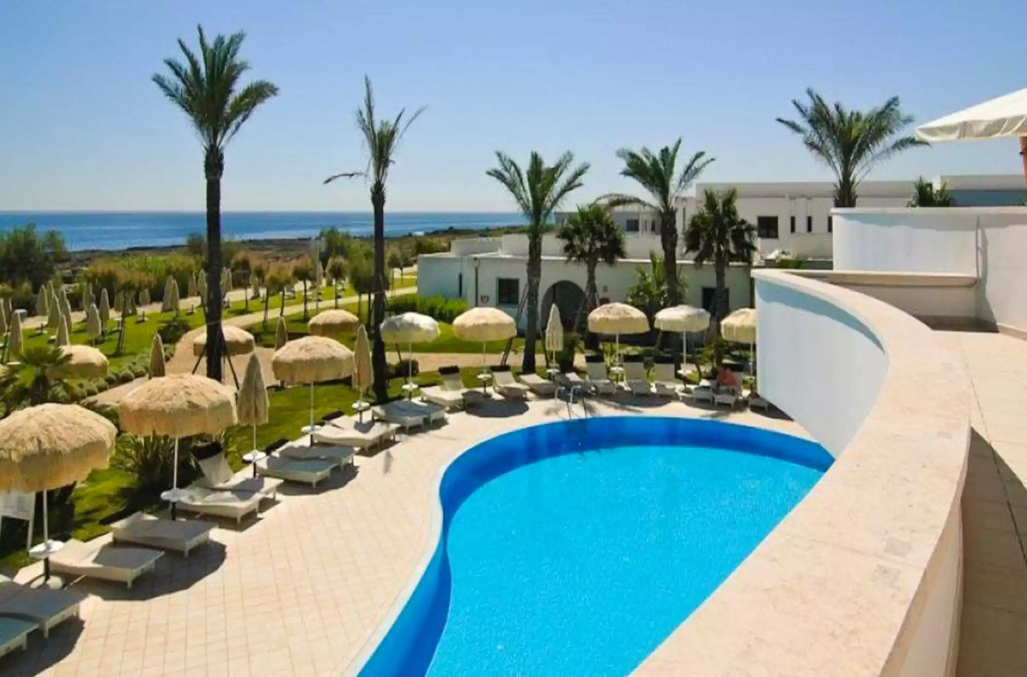 vista sulla piscina del Pietrablu Resort a Polignano