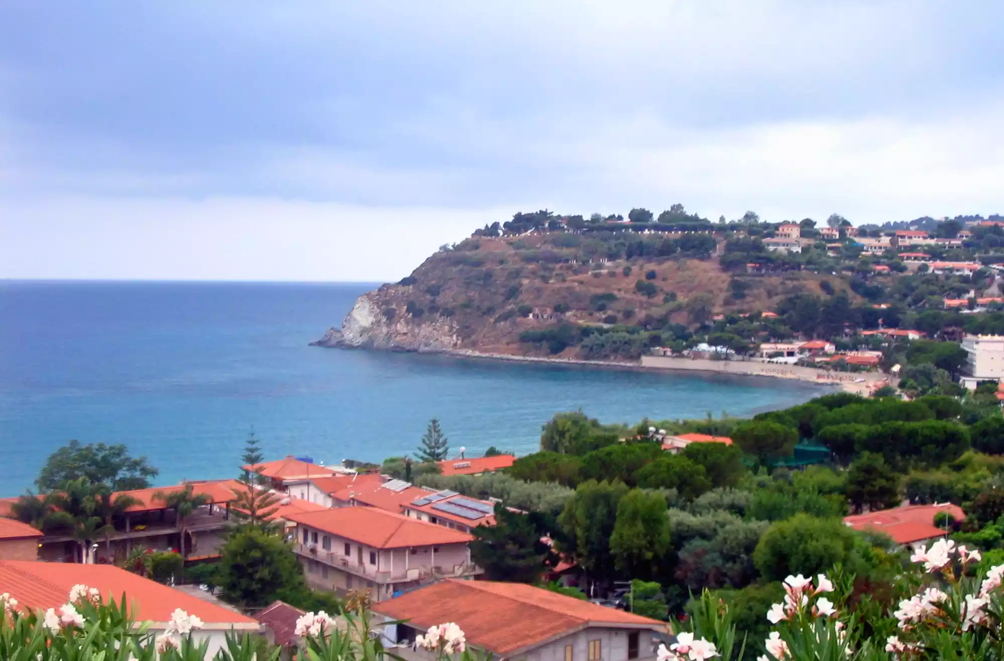 Veduta del centro di Ricadi, borgo dell’entroterra collinare a pochi chilometri dal mare. Punto strategico per esplorare Capo Vaticano, la Costa degli Dei e le bellezze naturali della Calabria tirrenica.