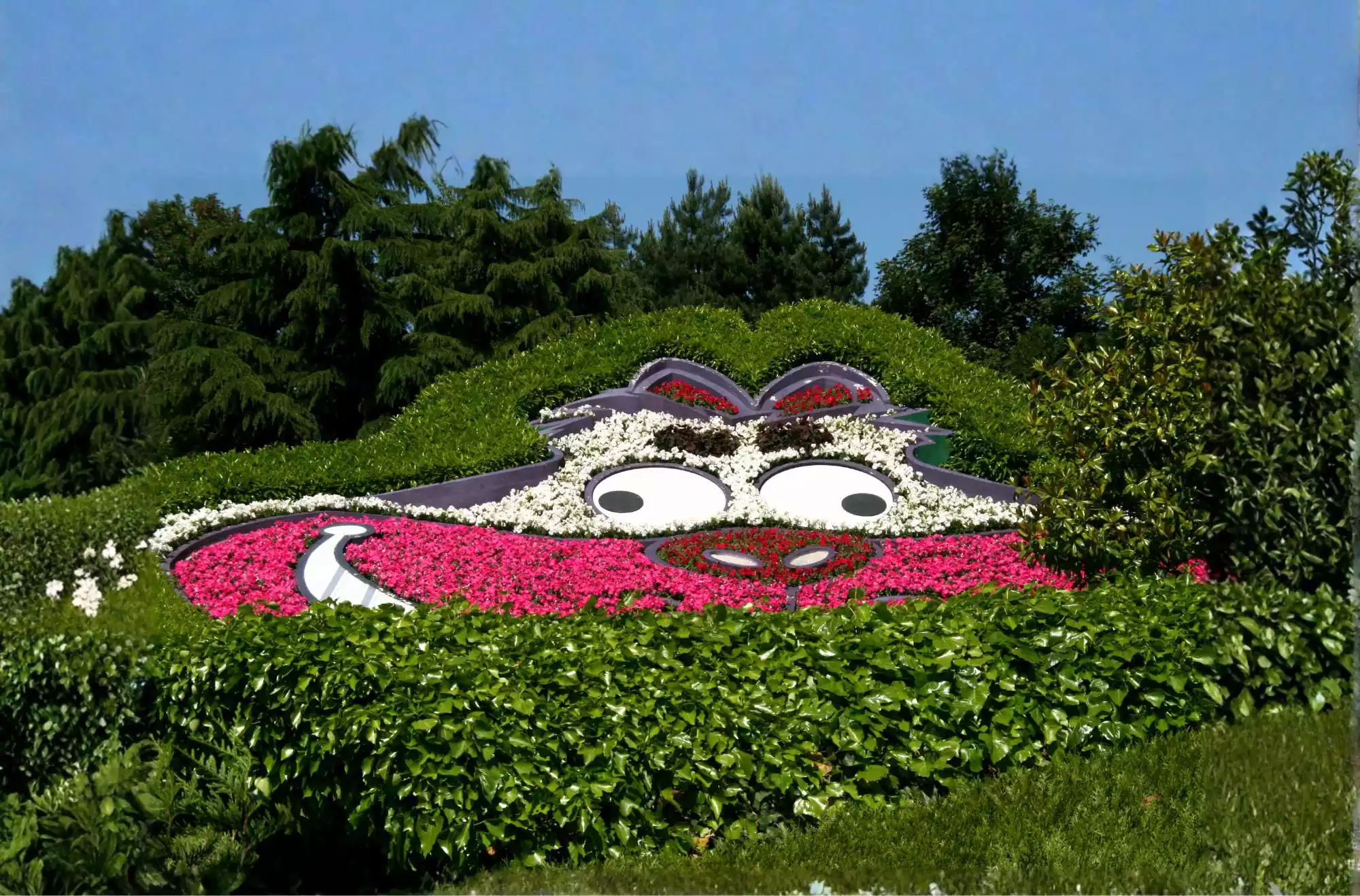 decorazione floreale che accoglie i visitatori nel labirinto di Alice nel Paese delle Meraviglie a Disneyland Paris.